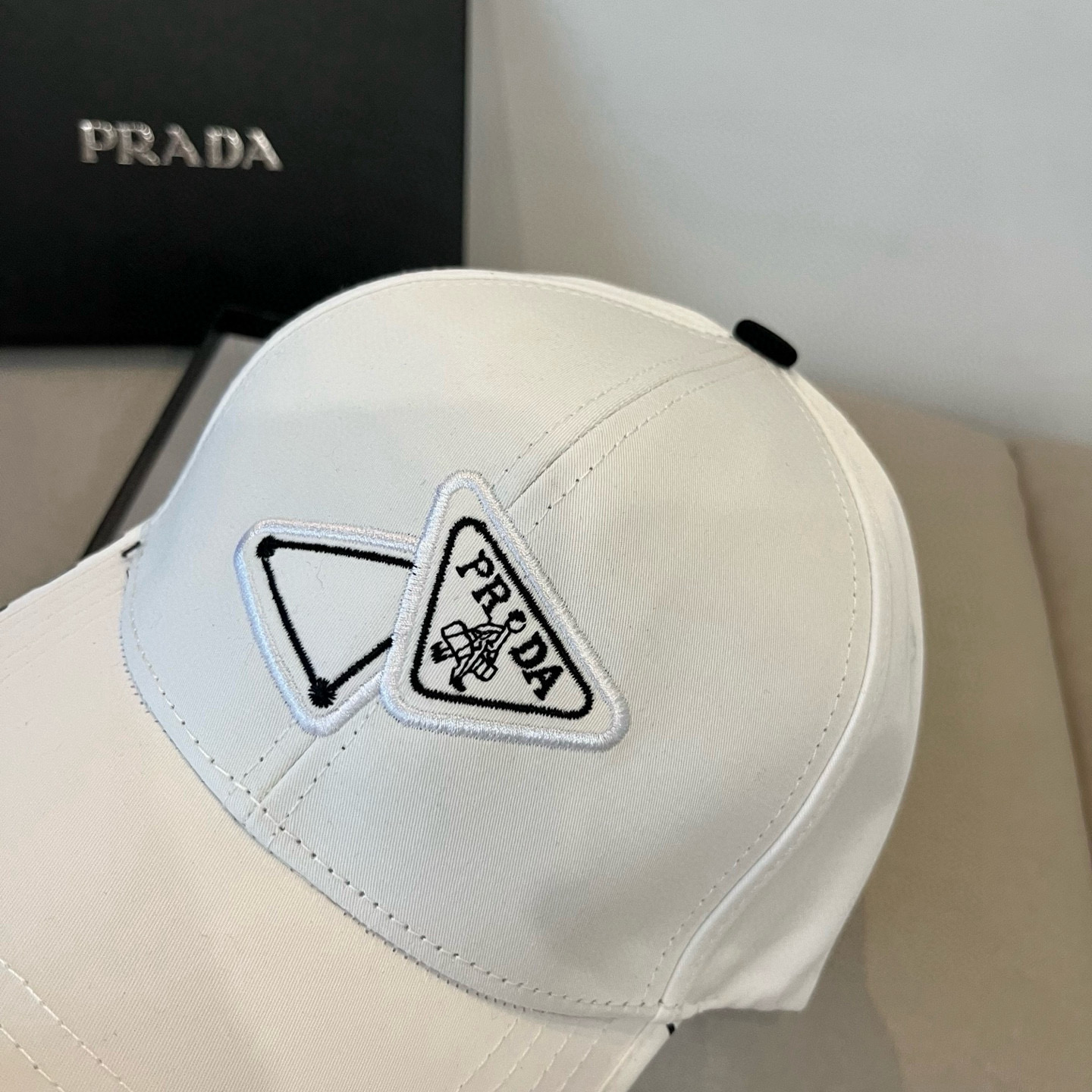 
普拉达 PRADA 新品经典棒球帽 代购版本！时尚潮流，高端做工！非一般的品质，细节看实拍哦