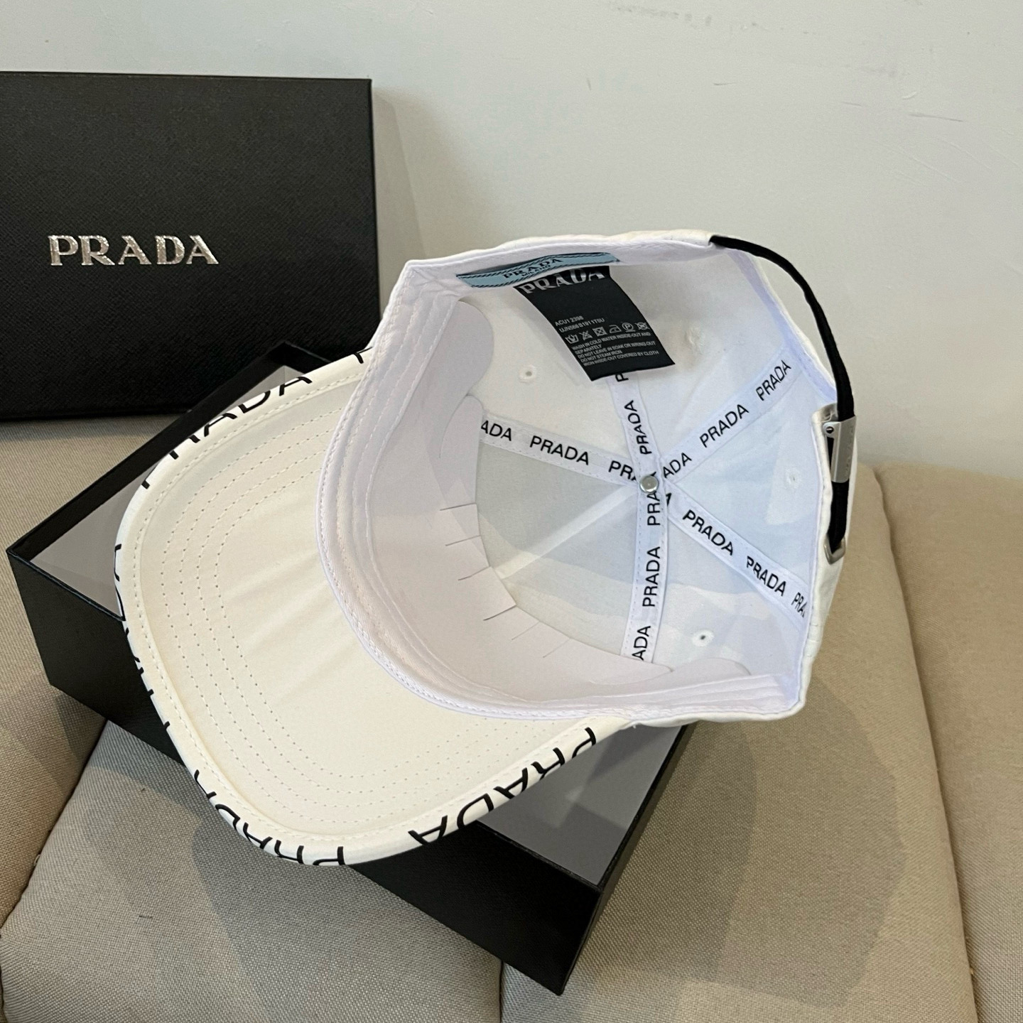 
普拉达 PRADA 新品经典棒球帽 代购版本！时尚潮流，高端做工！非一般的品质，细节看实拍哦