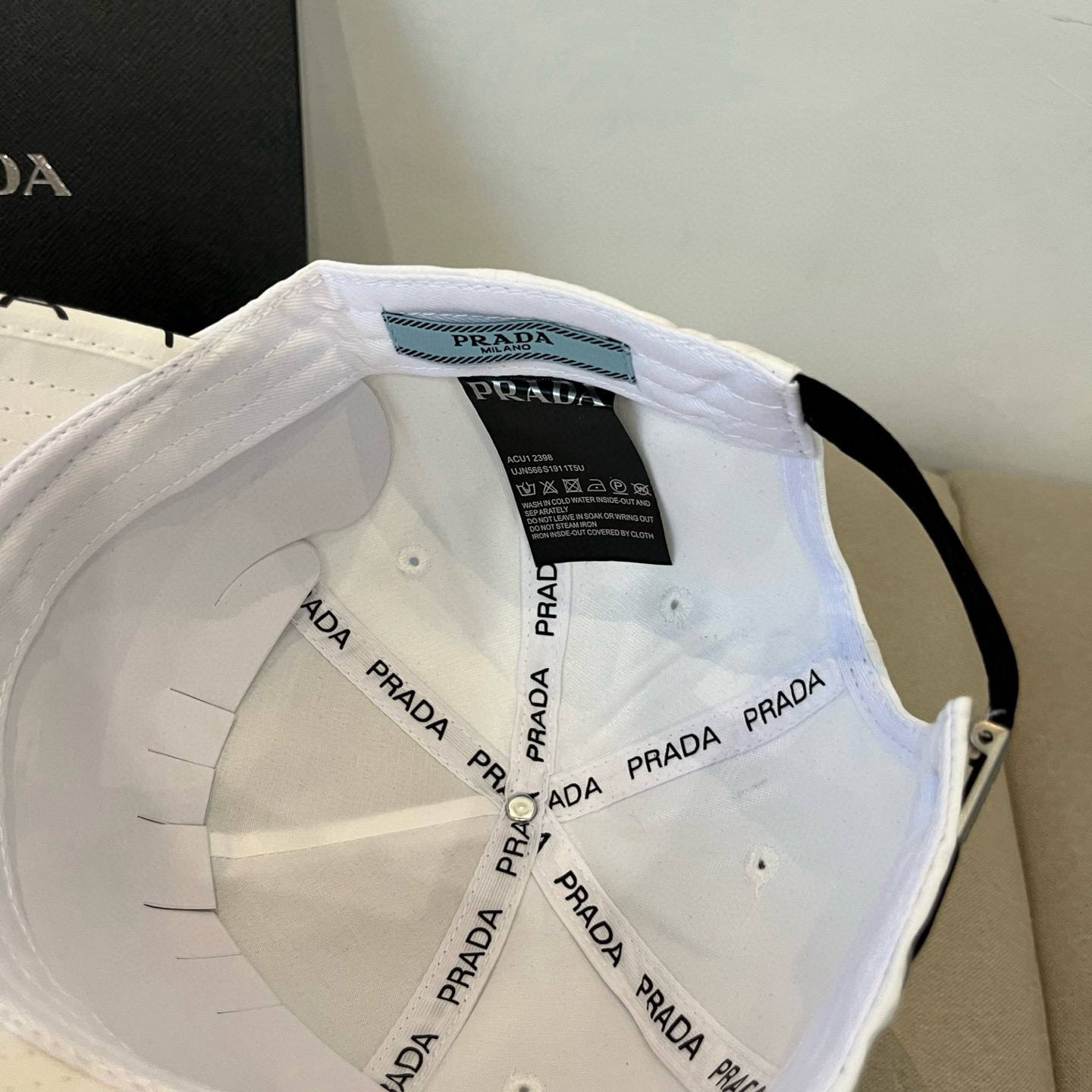 
普拉达 PRADA 新品经典棒球帽 代购版本！时尚潮流，高端做工！非一般的品质，细节看实拍哦