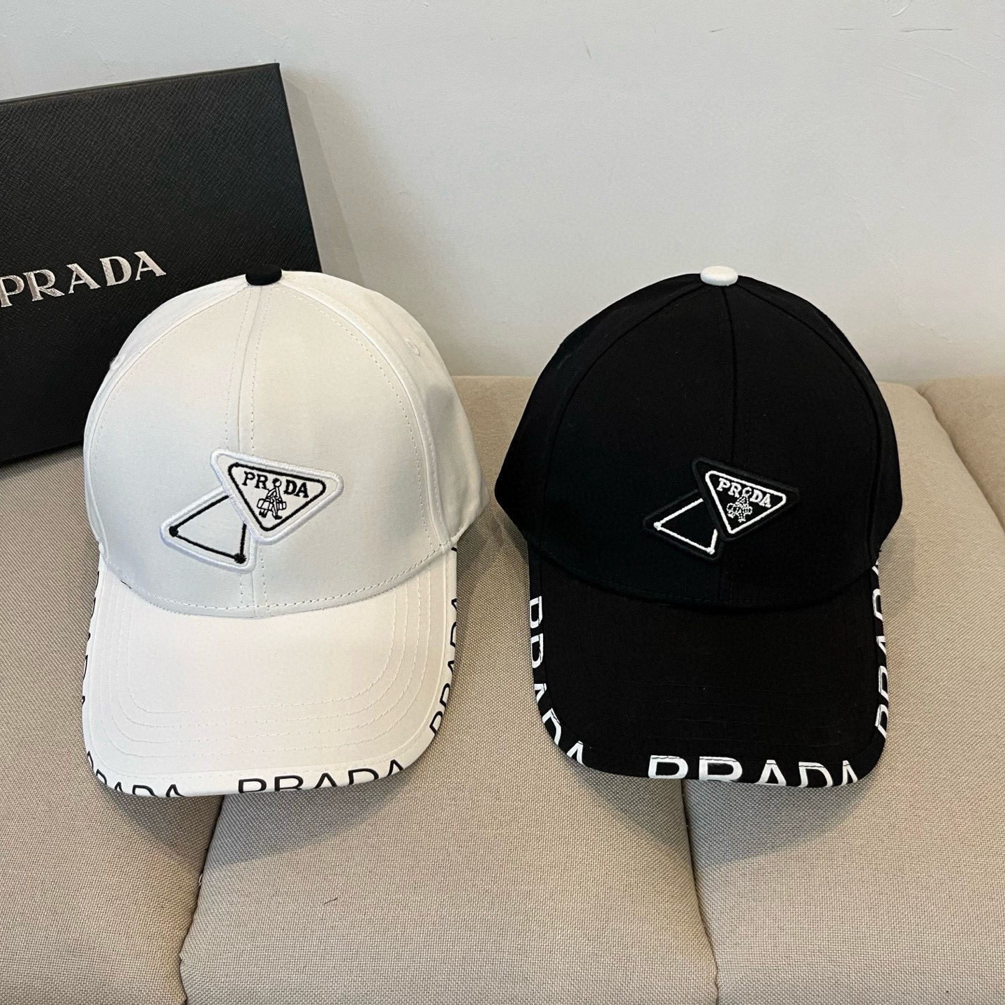 
普拉达 PRADA 新品经典棒球帽 代购版本！时尚潮流，高端做工！非一般的品质，细节看实拍哦