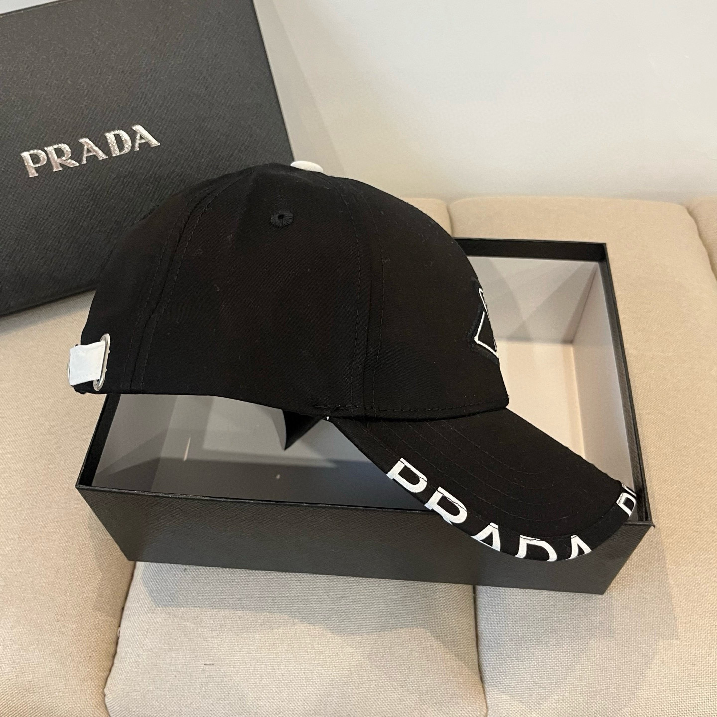 
普拉达 PRADA 新品经典棒球帽 代购版本！时尚潮流，高端做工！非一般的品质，细节看实拍哦