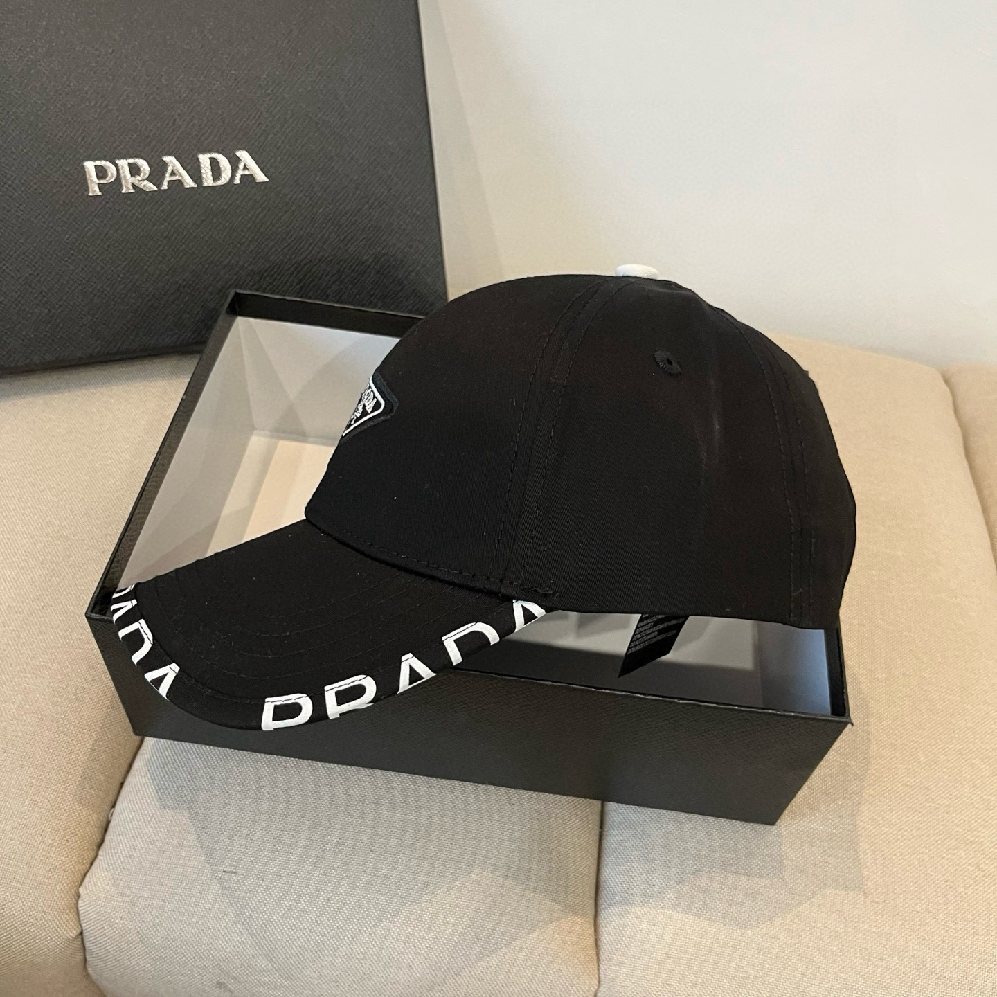 
普拉达 PRADA 新品经典棒球帽 代购版本！时尚潮流，高端做工！非一般的品质，细节看实拍哦