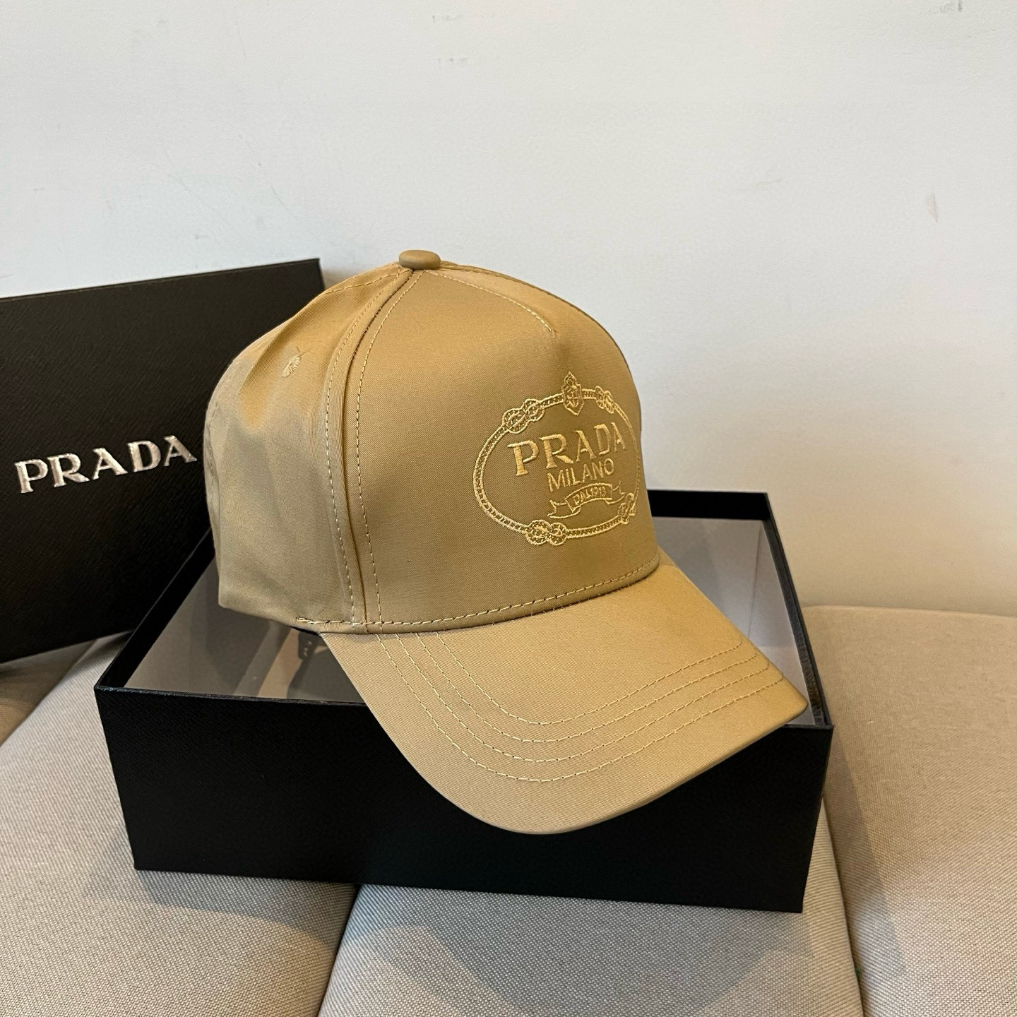 
普拉达 PRADA 新品经典棒球帽 代购版本！时尚潮流，高端做工！非一般的品质，细节看实拍哦