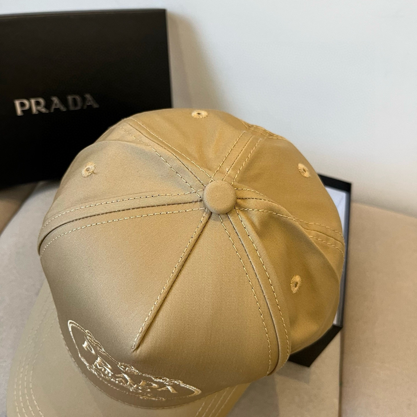 
普拉达 PRADA 新品经典棒球帽 代购版本！时尚潮流，高端做工！非一般的品质，细节看实拍哦
