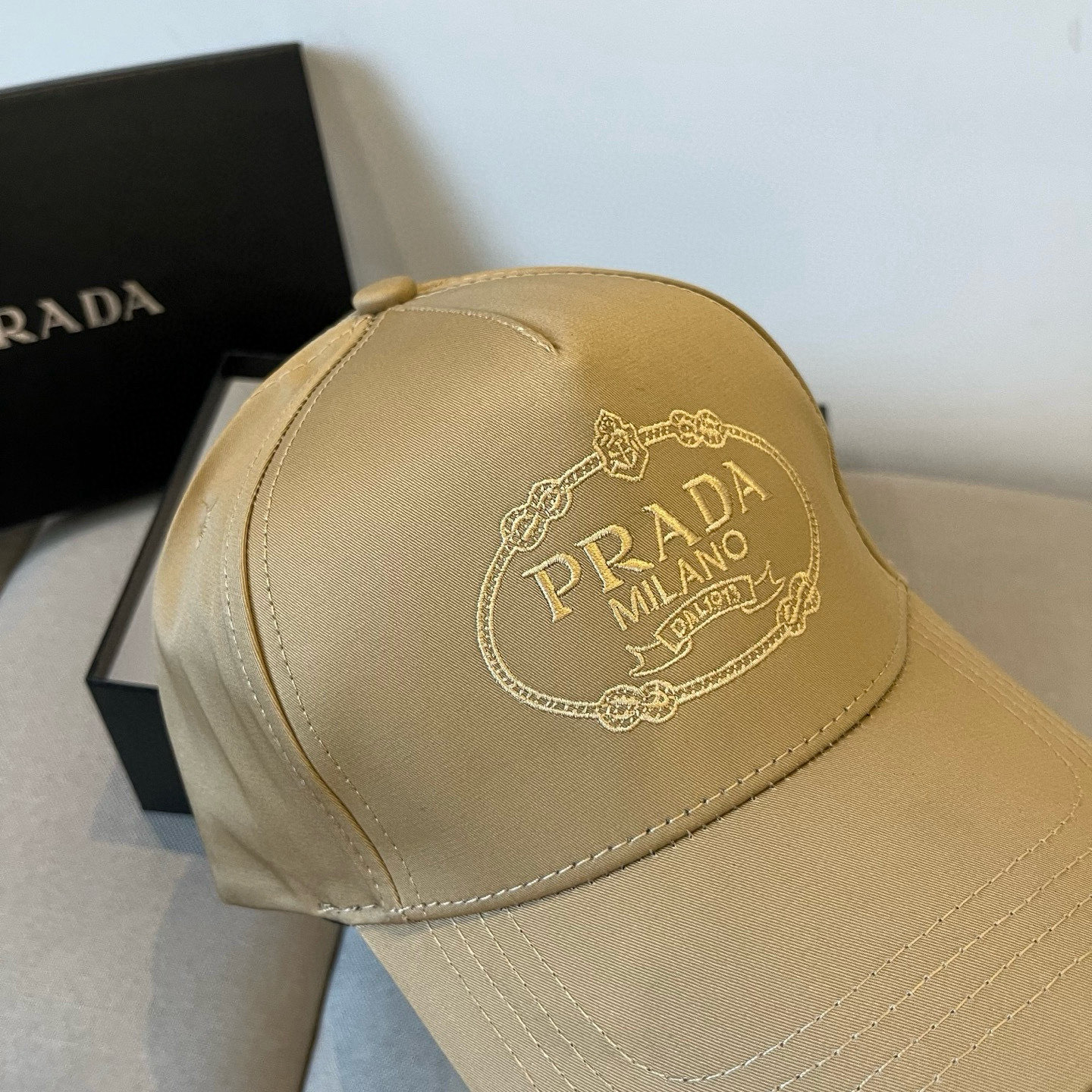 
普拉达 PRADA 新品经典棒球帽 代购版本！时尚潮流，高端做工！非一般的品质，细节看实拍哦