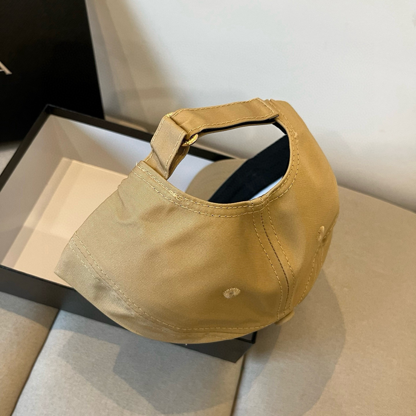 
普拉达 PRADA 新品经典棒球帽 代购版本！时尚潮流，高端做工！非一般的品质，细节看实拍哦