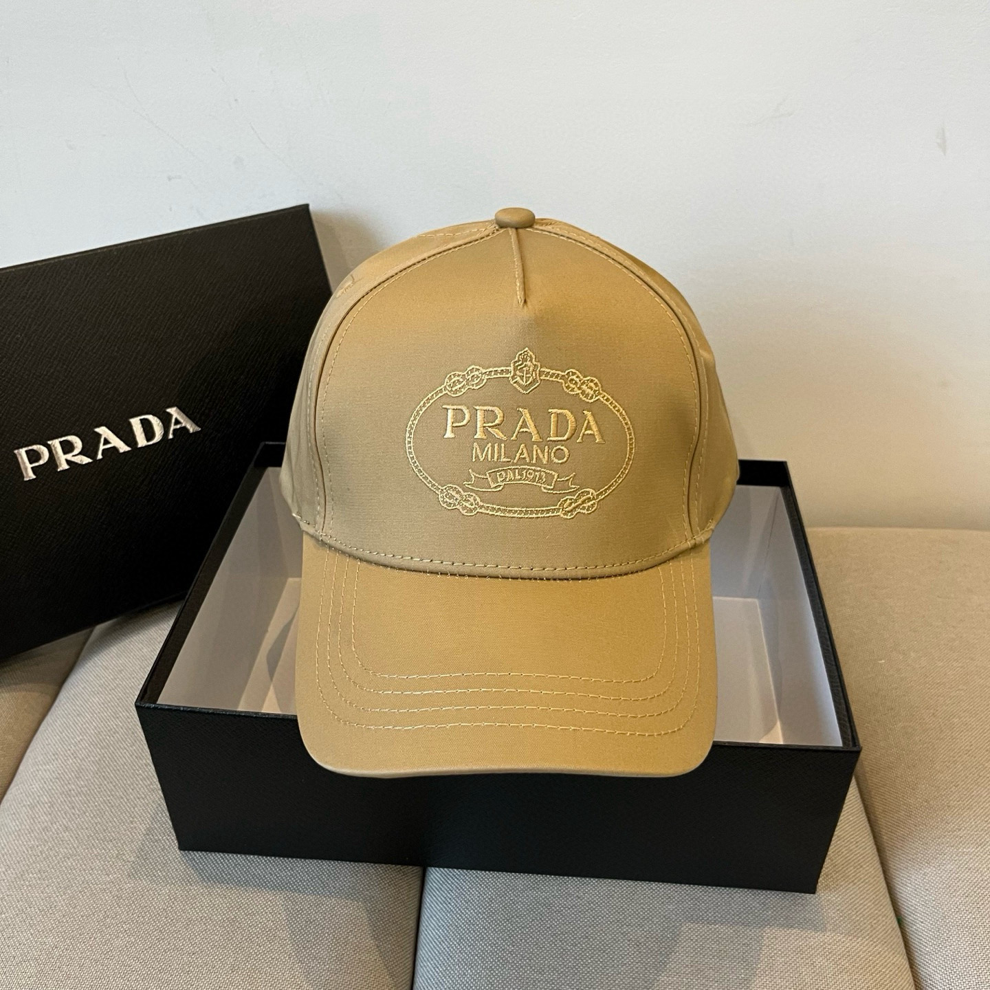 
普拉达 PRADA 新品经典棒球帽 代购版本！时尚潮流，高端做工！非一般的品质，细节看实拍哦