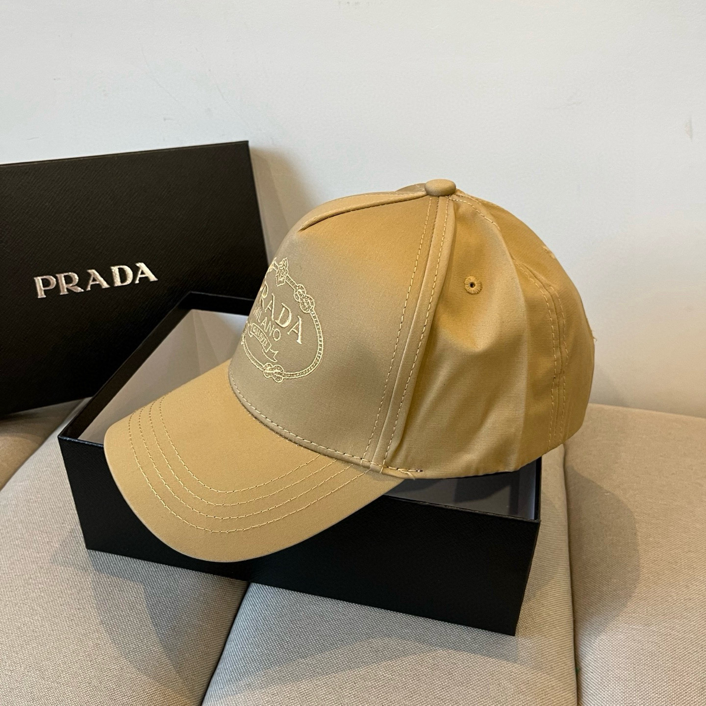 
普拉达 PRADA 新品经典棒球帽 代购版本！时尚潮流，高端做工！非一般的品质，细节看实拍哦
