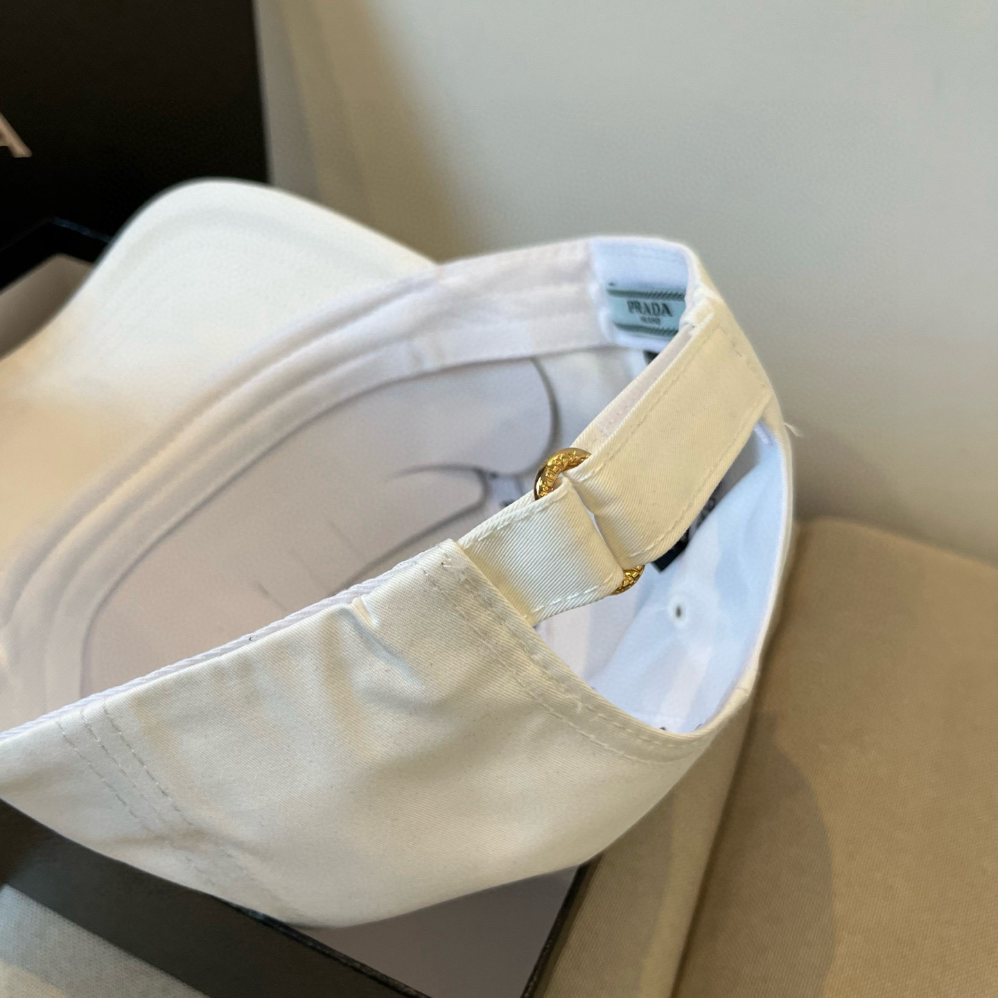 
普拉达 PRADA 新品经典棒球帽 代购版本！时尚潮流，高端做工！非一般的品质，细节看实拍哦