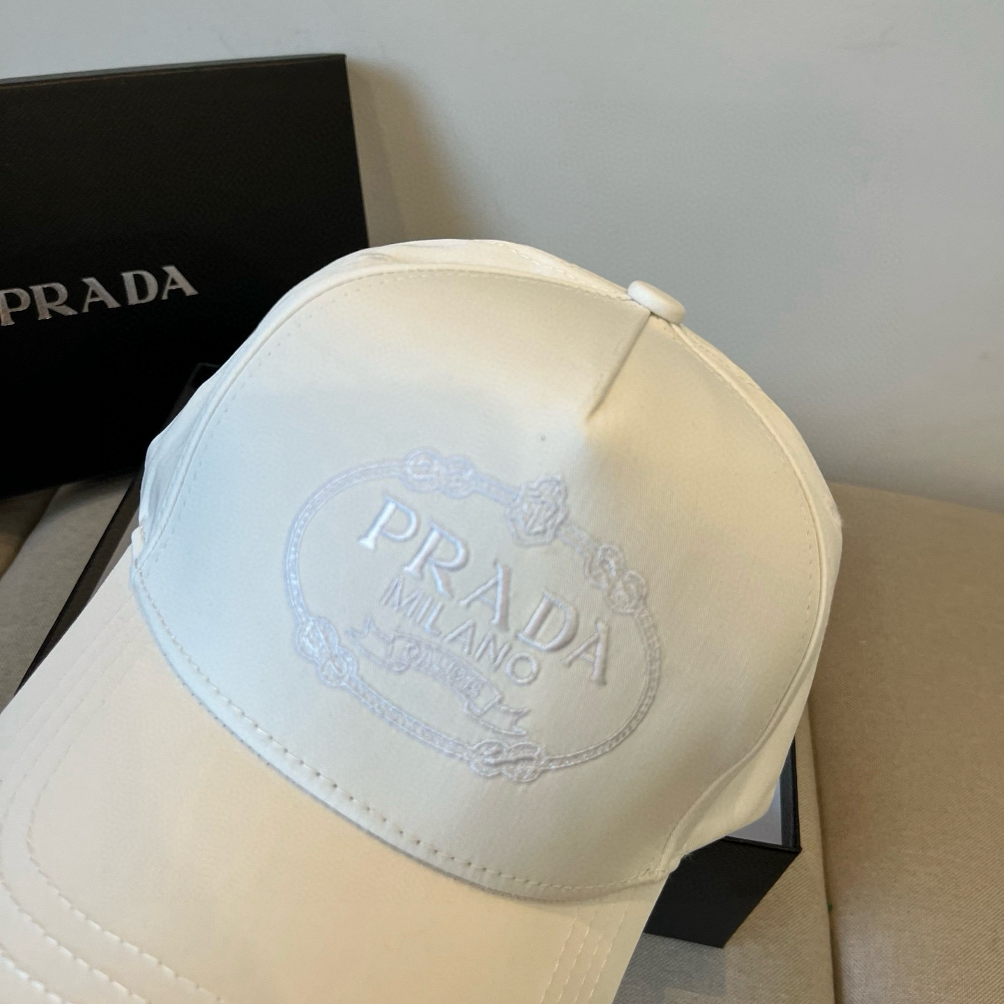 
普拉达 PRADA 新品经典棒球帽 代购版本！时尚潮流，高端做工！非一般的品质，细节看实拍哦