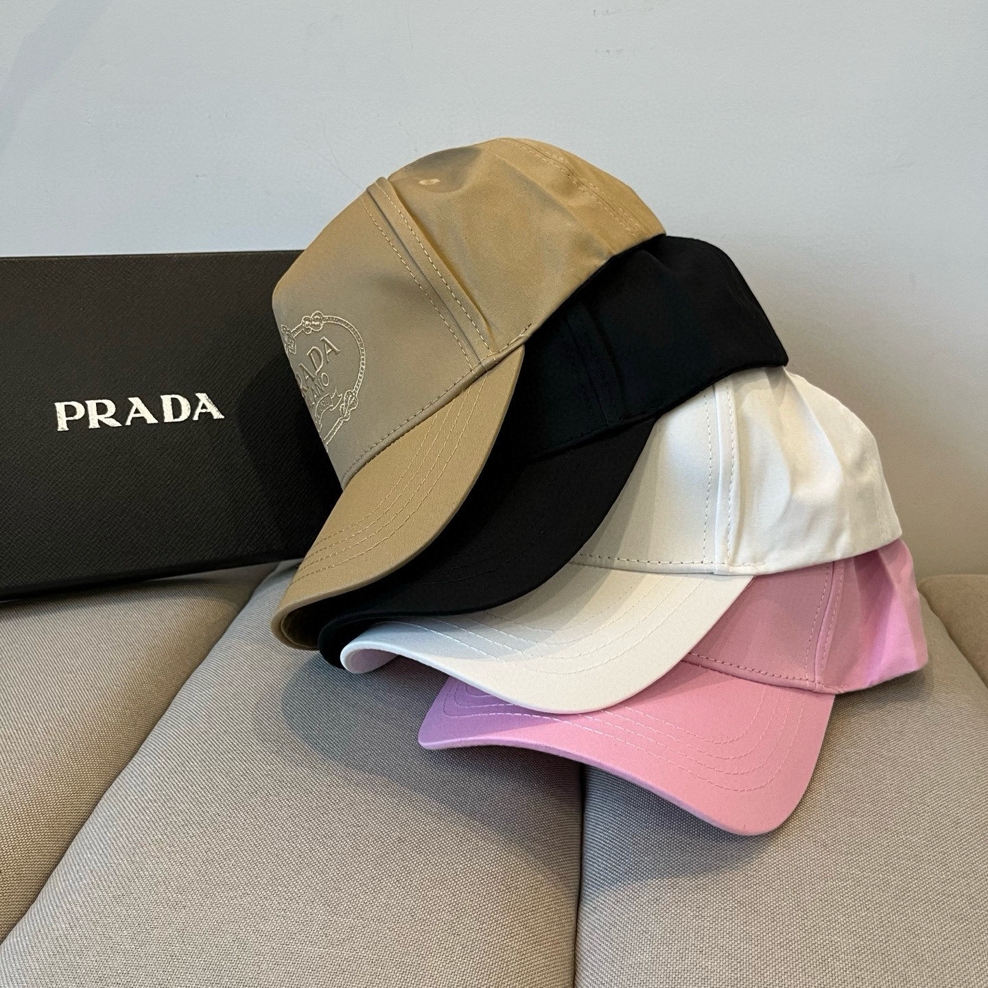 
普拉达 PRADA 新品经典棒球帽 代购版本！时尚潮流，高端做工！非一般的品质，细节看实拍哦