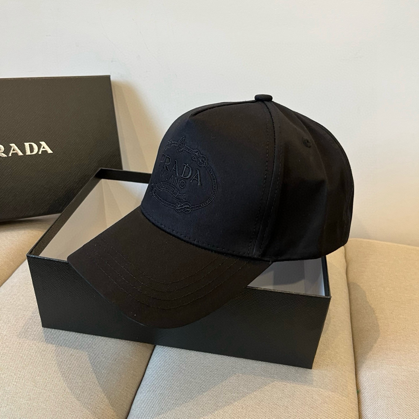 
普拉达 PRADA 新品经典棒球帽 代购版本！时尚潮流，高端做工！非一般的品质，细节看实拍哦