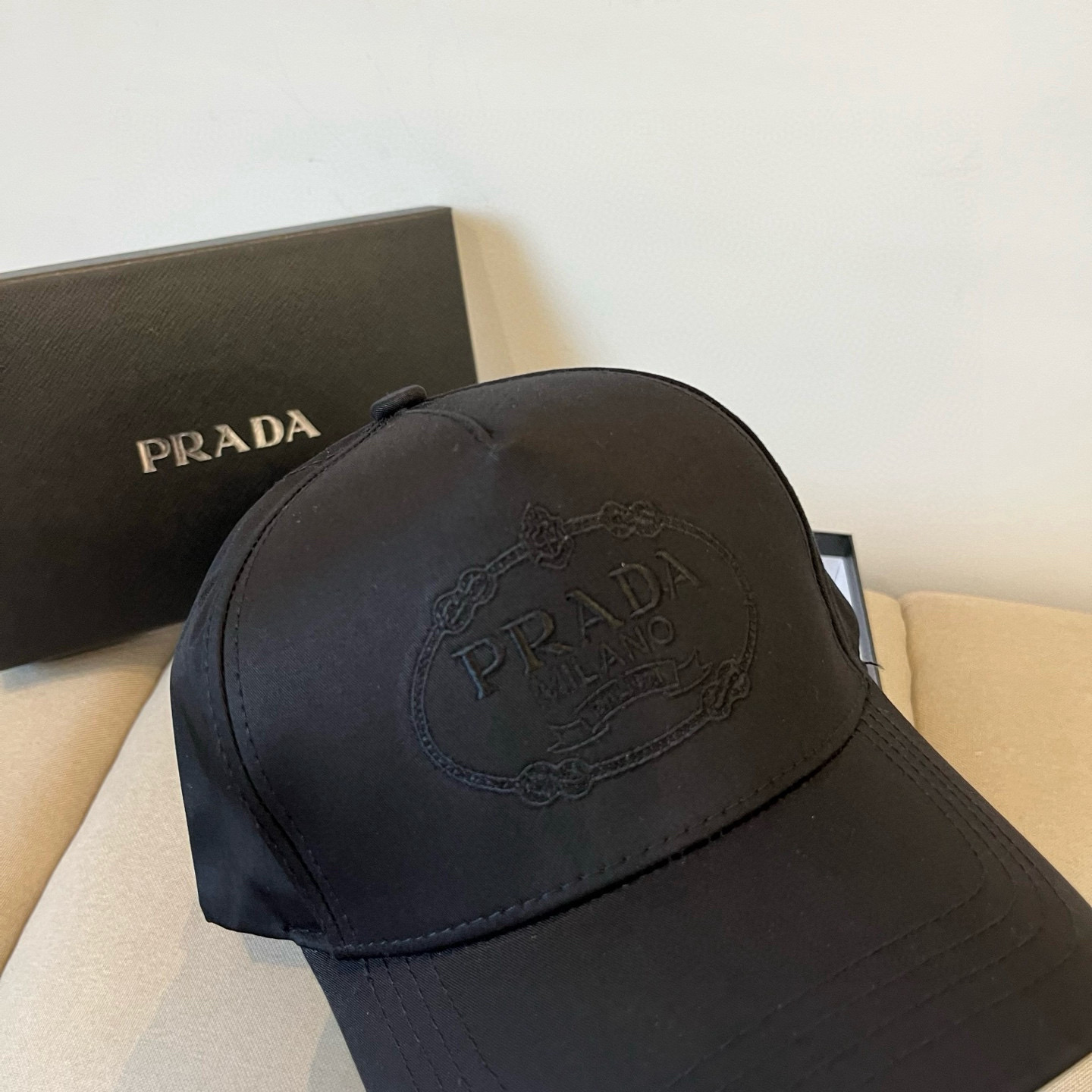 
普拉达 PRADA 新品经典棒球帽 代购版本！时尚潮流，高端做工！非一般的品质，细节看实拍哦