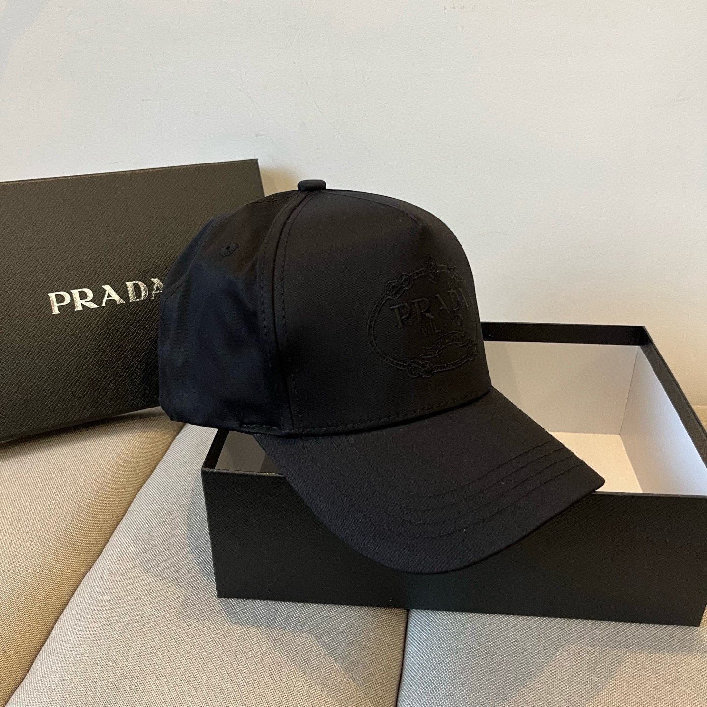 
普拉达 PRADA 新品经典棒球帽 代购版本！时尚潮流，高端做工！非一般的品质，细节看实拍哦