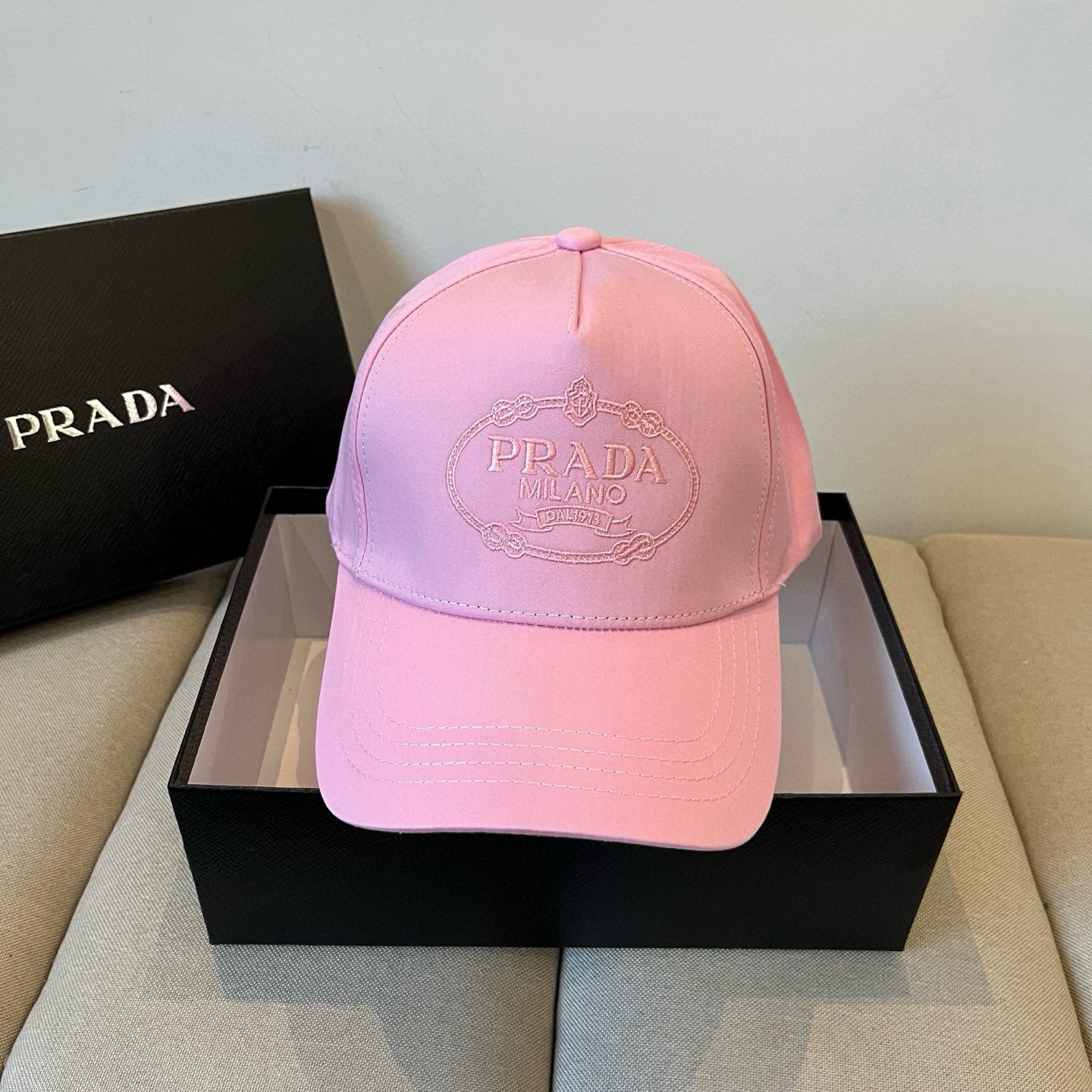 
普拉达 PRADA 新品经典棒球帽 代购版本！时尚潮流，高端做工！非一般的品质，细节看实拍哦