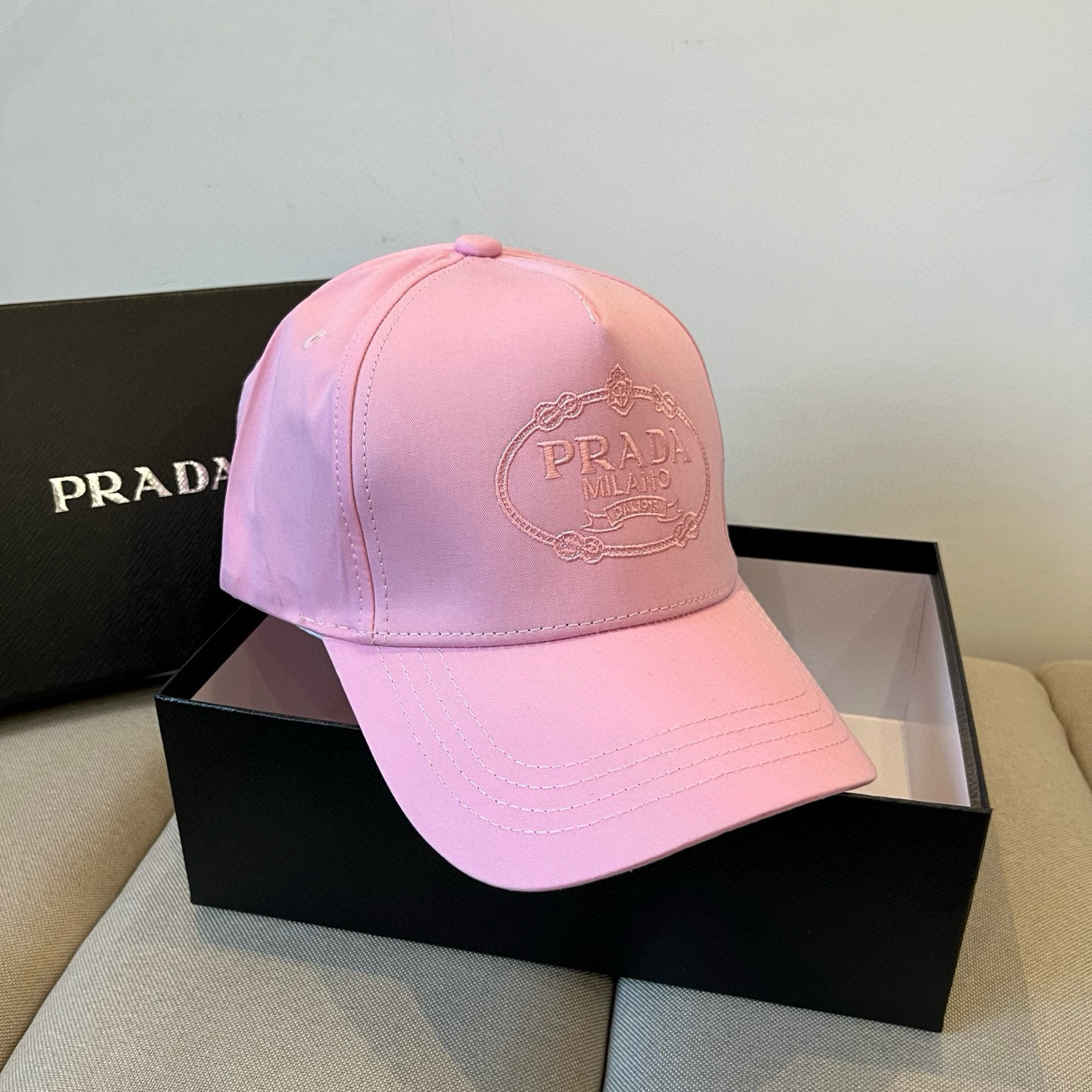 
普拉达 PRADA 新品经典棒球帽 代购版本！时尚潮流，高端做工！非一般的品质，细节看实拍哦
