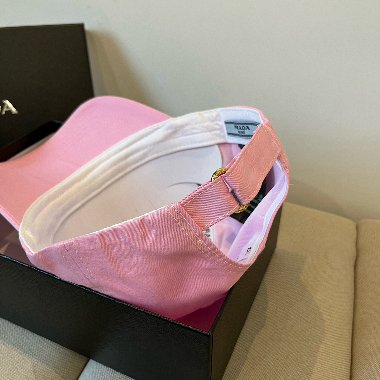 
普拉达 PRADA 新品经典棒球帽 代购版本！时尚潮流，高端做工！非一般的品质，细节看实拍哦