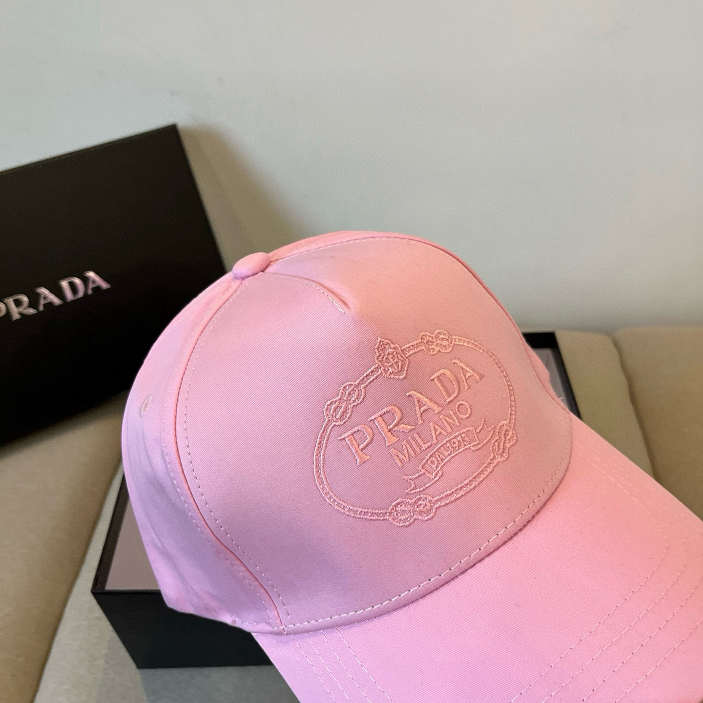 
普拉达 PRADA 新品经典棒球帽 代购版本！时尚潮流，高端做工！非一般的品质，细节看实拍哦