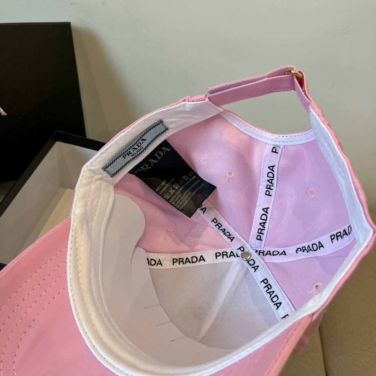 
普拉达 PRADA 新品经典棒球帽 代购版本！时尚潮流，高端做工！非一般的品质，细节看实拍哦