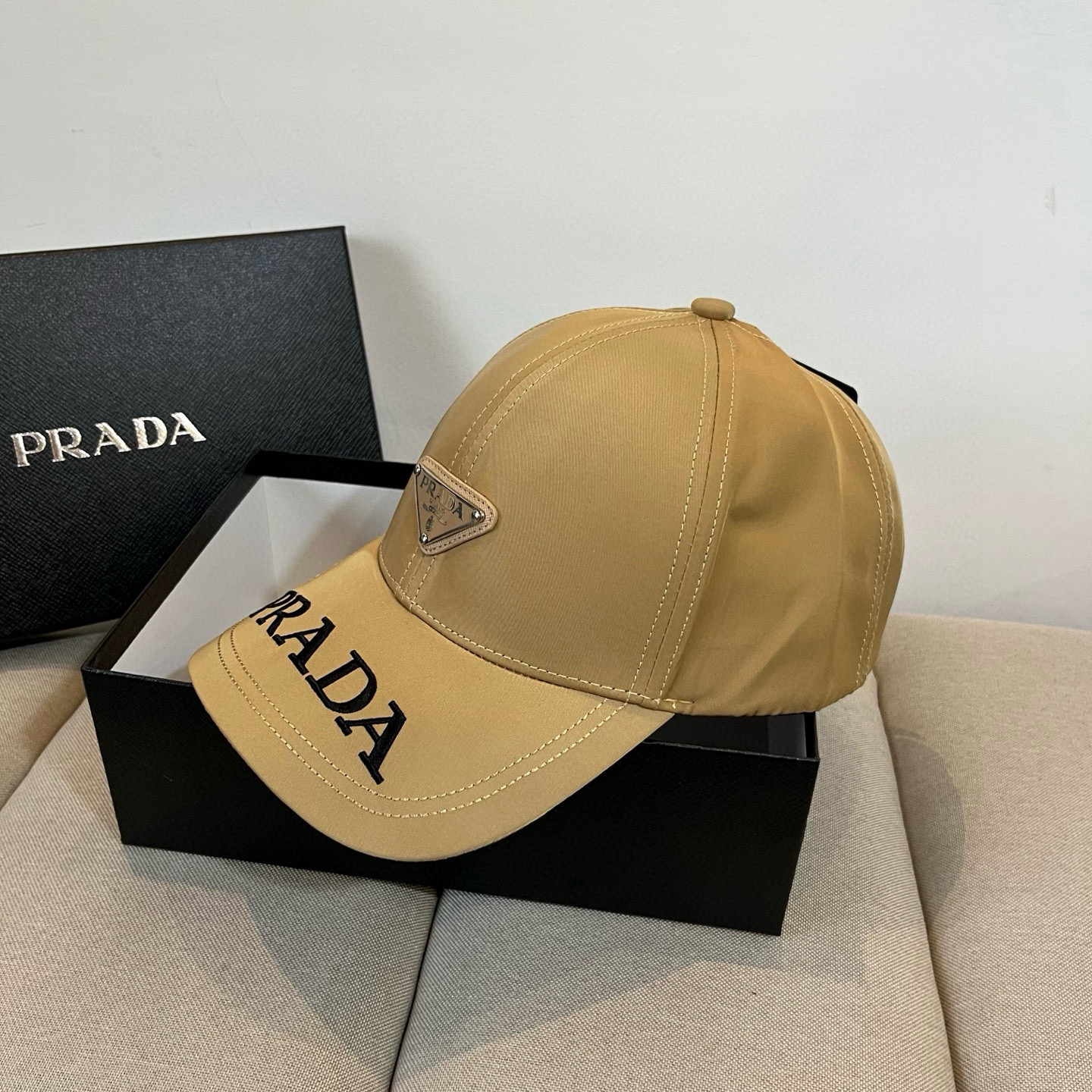 
普拉达 PRADA 新品经典棒球帽 代购版本！时尚潮流，高端做工！非一般的品质，细节看实拍哦