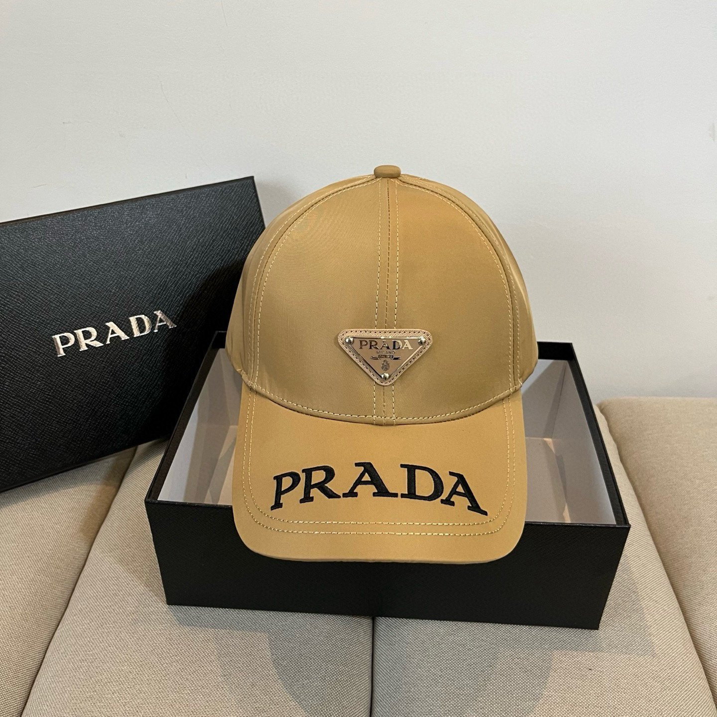 
普拉达 PRADA 新品经典棒球帽 代购版本！时尚潮流，高端做工！非一般的品质，细节看实拍哦