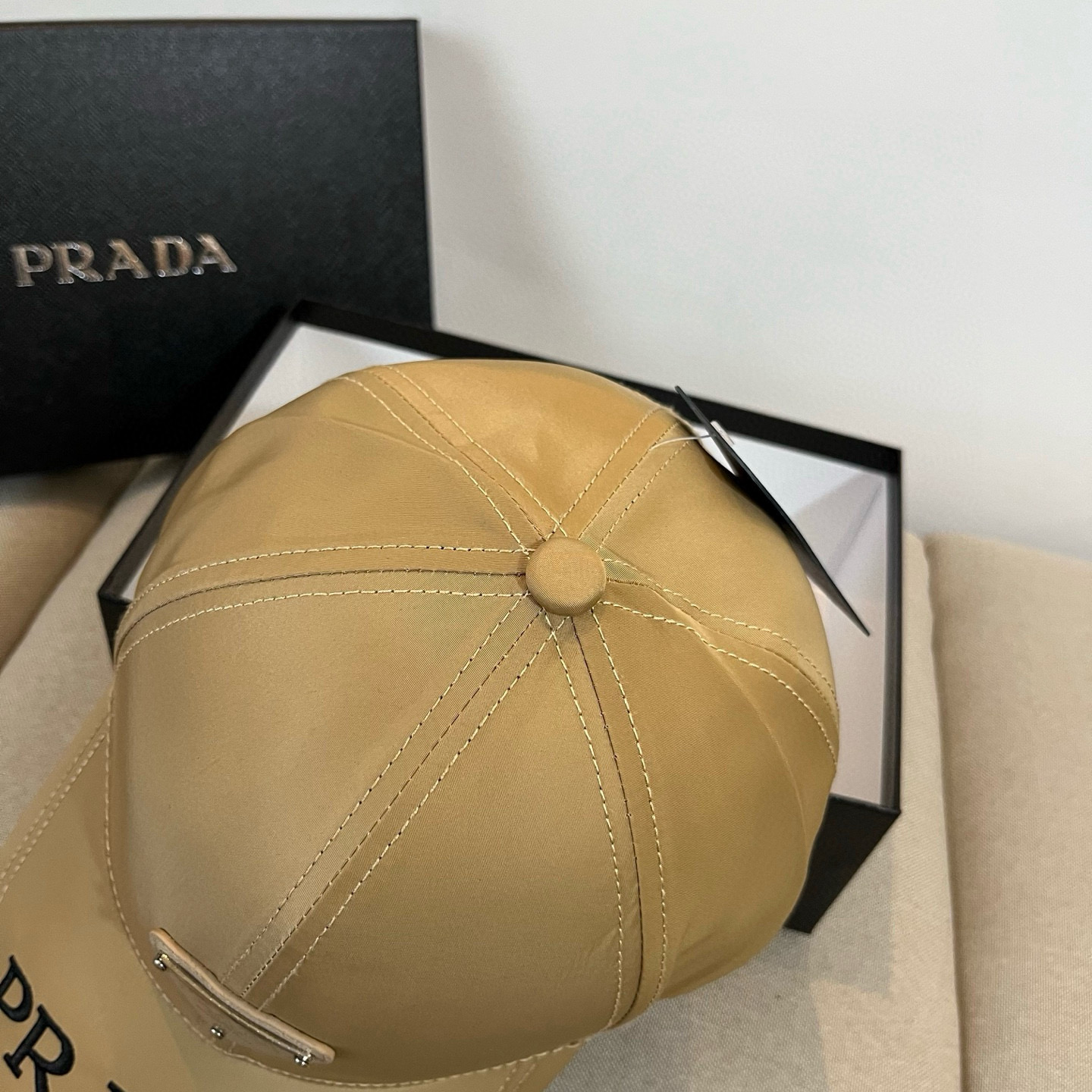 
普拉达 PRADA 新品经典棒球帽 代购版本！时尚潮流，高端做工！非一般的品质，细节看实拍哦