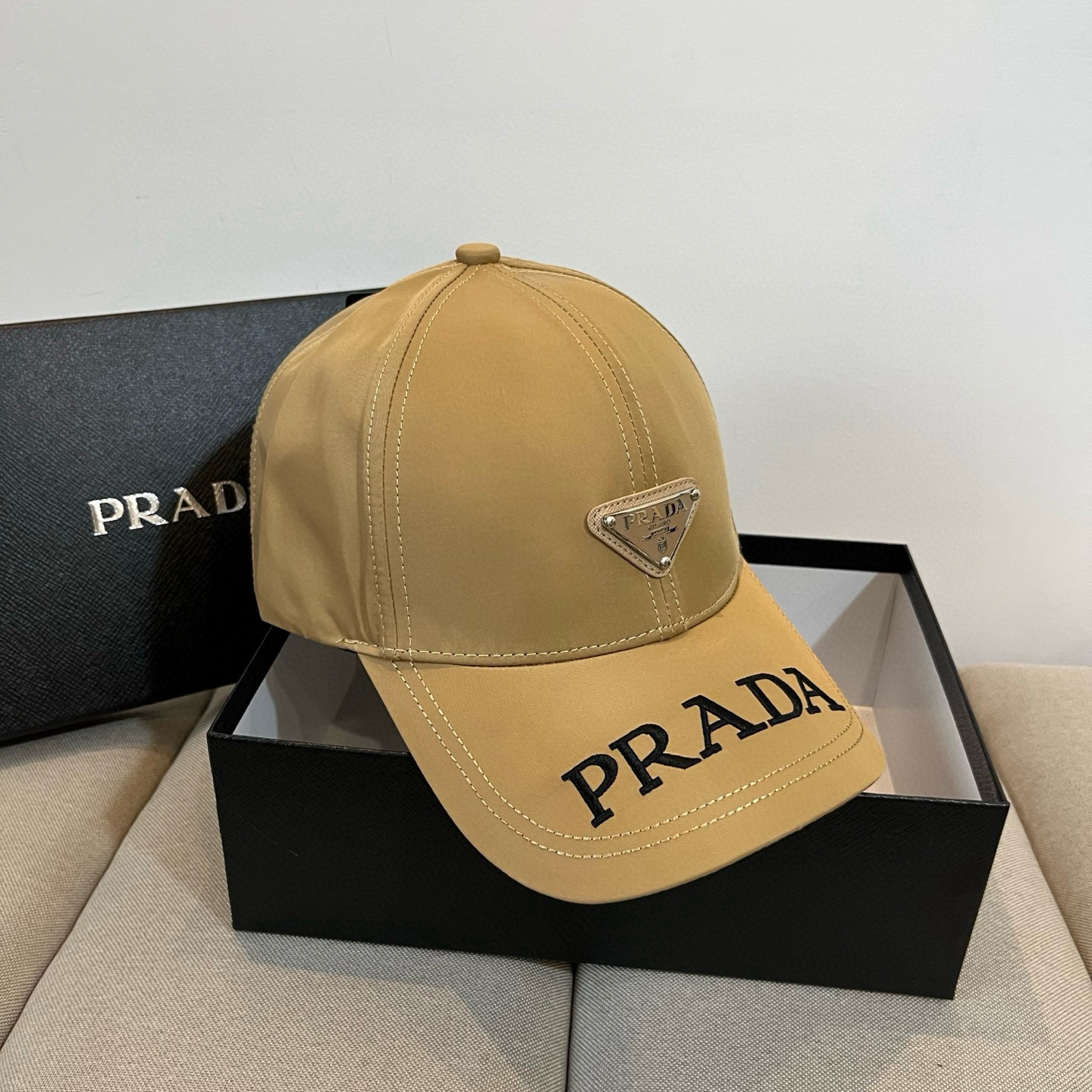 
普拉达 PRADA 新品经典棒球帽 代购版本！时尚潮流，高端做工！非一般的品质，细节看实拍哦