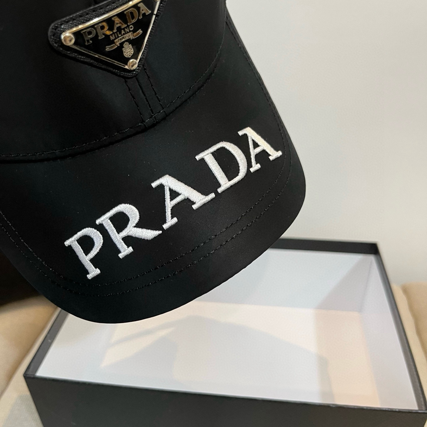 
普拉达 PRADA 新品经典棒球帽 代购版本！时尚潮流，高端做工！非一般的品质，细节看实拍哦