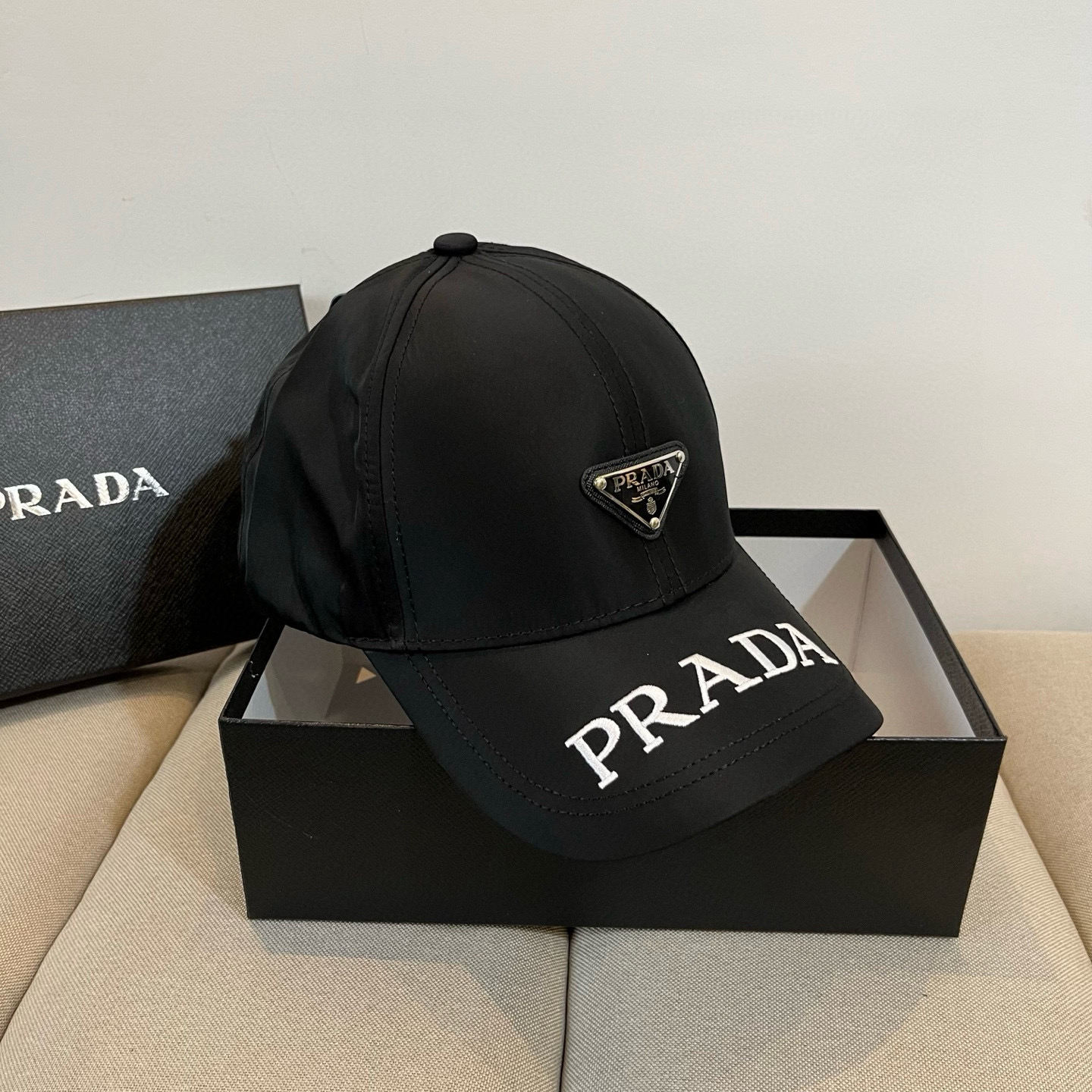 
普拉达 PRADA 新品经典棒球帽 代购版本！时尚潮流，高端做工！非一般的品质，细节看实拍哦