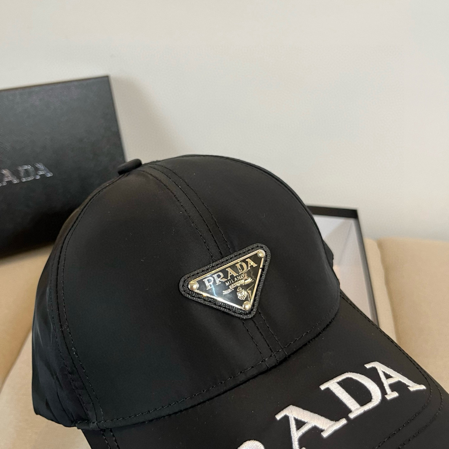 
普拉达 PRADA 新品经典棒球帽 代购版本！时尚潮流，高端做工！非一般的品质，细节看实拍哦