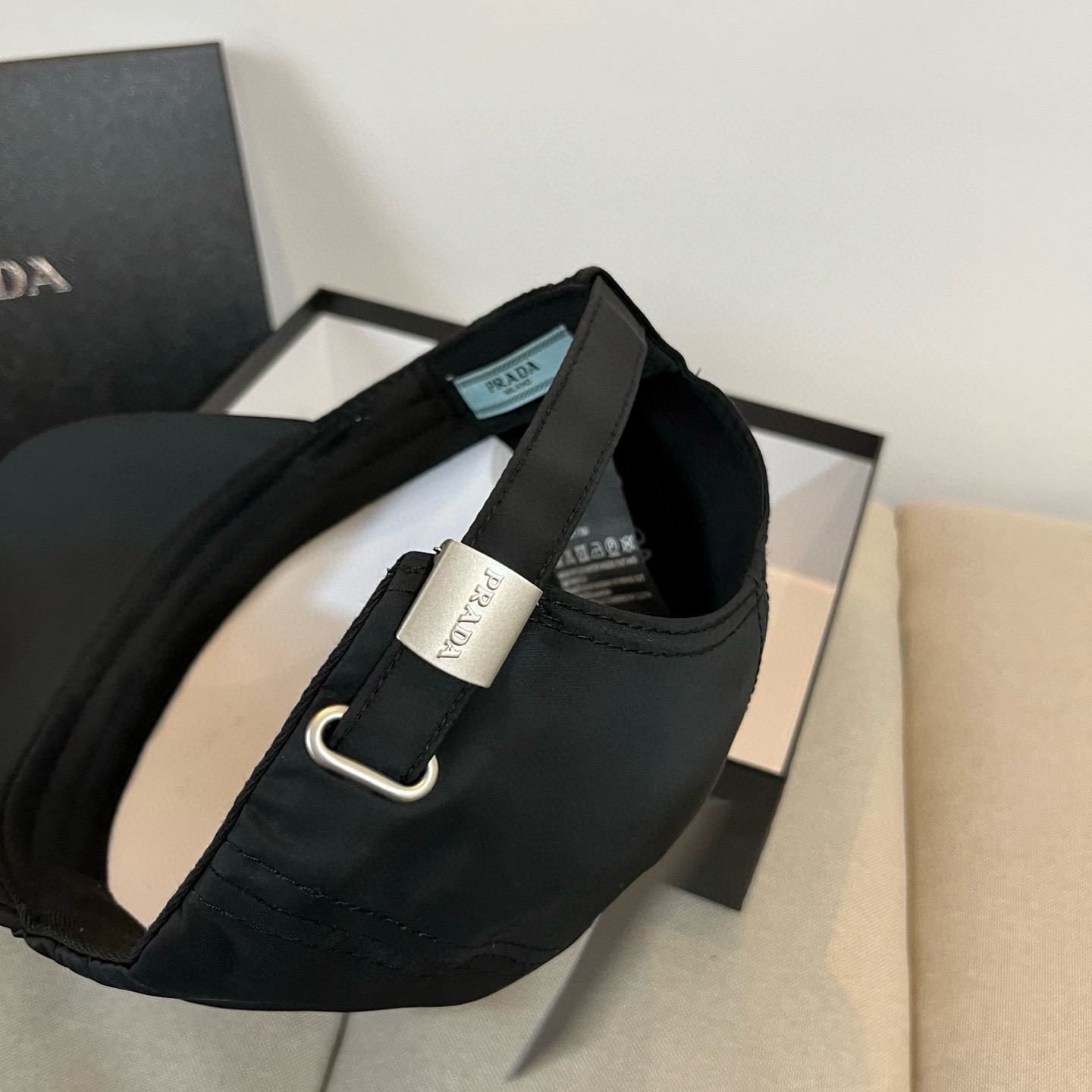 
普拉达 PRADA 新品经典棒球帽 代购版本！时尚潮流，高端做工！非一般的品质，细节看实拍哦