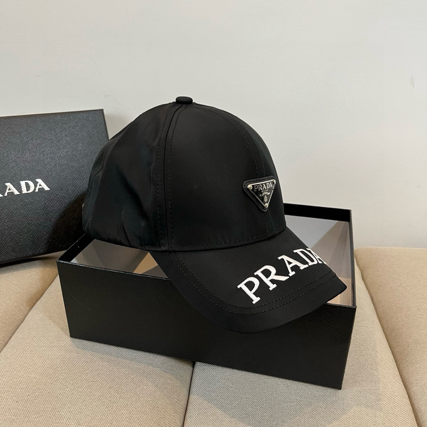 
普拉达 PRADA 新品经典棒球帽 代购版本！时尚潮流，高端做工！非一般的品质，细节看实拍哦
