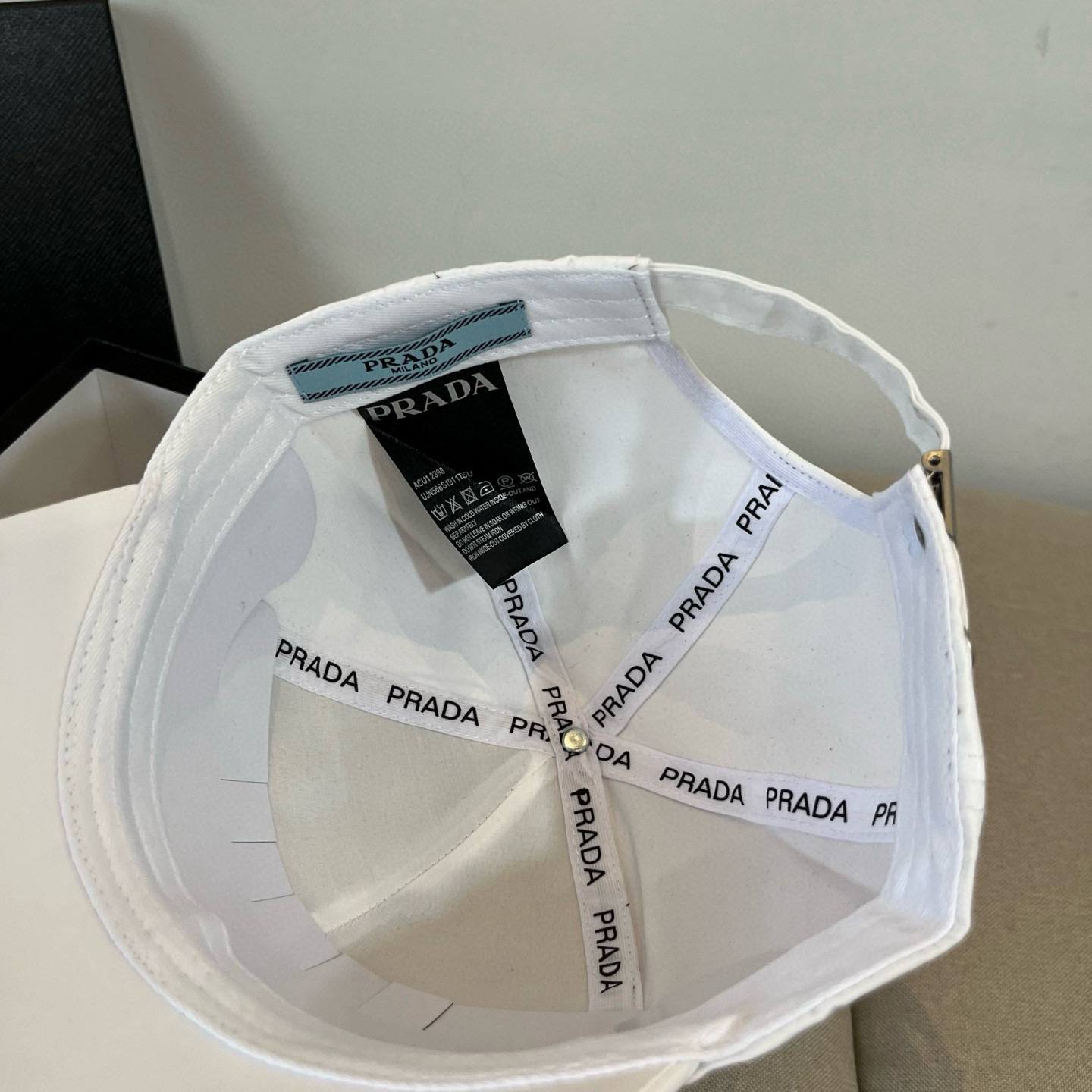 
普拉达 PRADA 新品经典棒球帽 代购版本！时尚潮流，高端做工！非一般的品质，细节看实拍哦