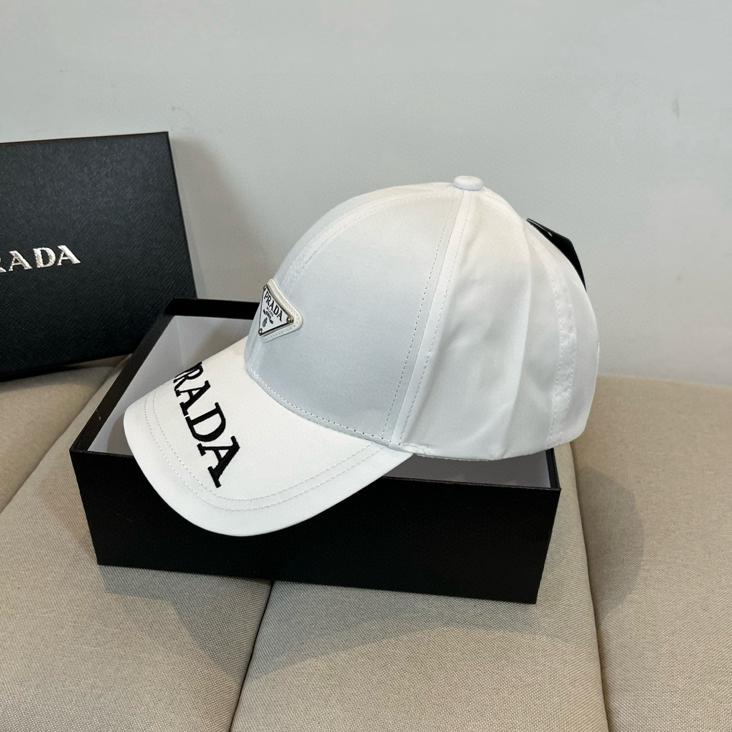 
普拉达 PRADA 新品经典棒球帽 代购版本！时尚潮流，高端做工！非一般的品质，细节看实拍哦