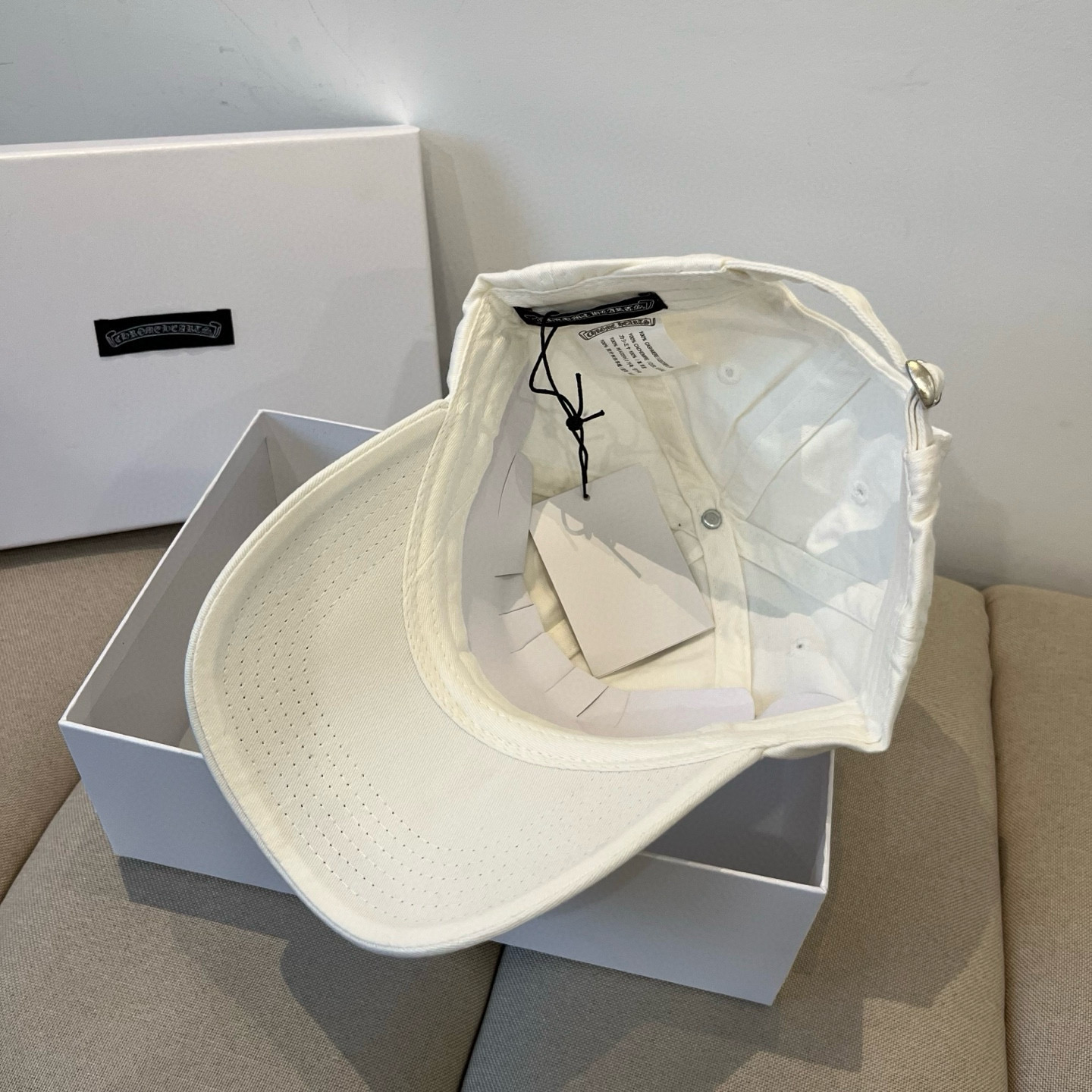  克罗心最新时尚前卫的休闲设计风格，戴上头就是这样好看看哦，做工精细，男女同款！