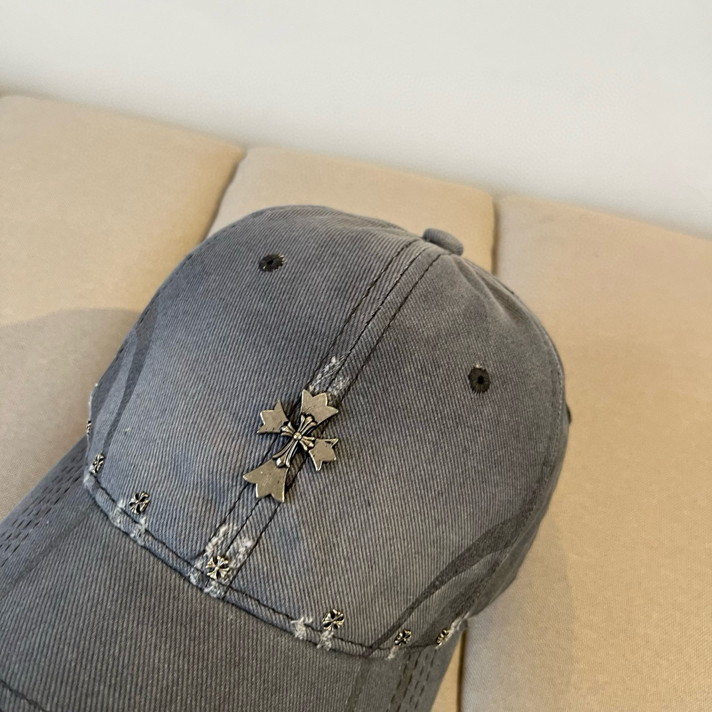  克罗心最新时尚前卫的休闲设计风格，戴上头就是这样好看看哦，做工精细，男女同款！