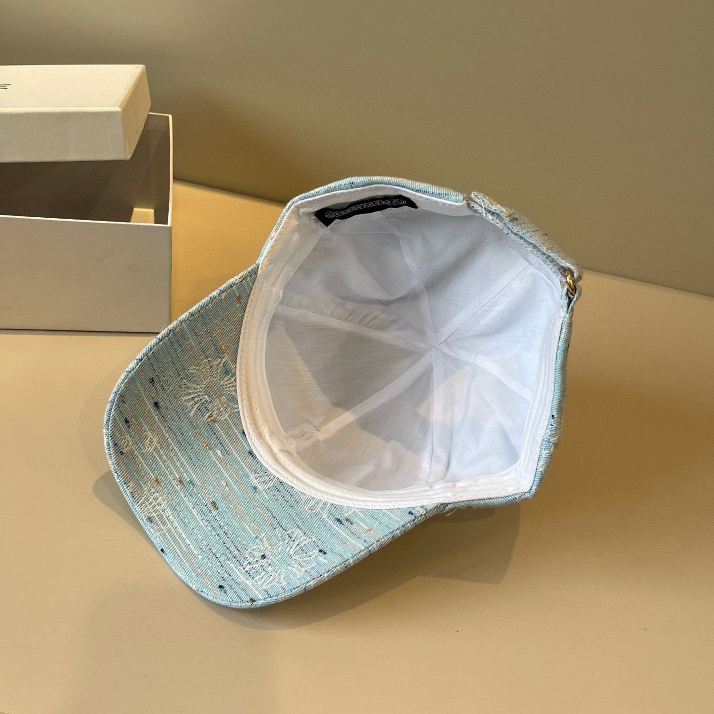  克罗心最新时尚前卫的休闲设计风格，戴上头就是这样好看看哦，做工精细，男女同款！