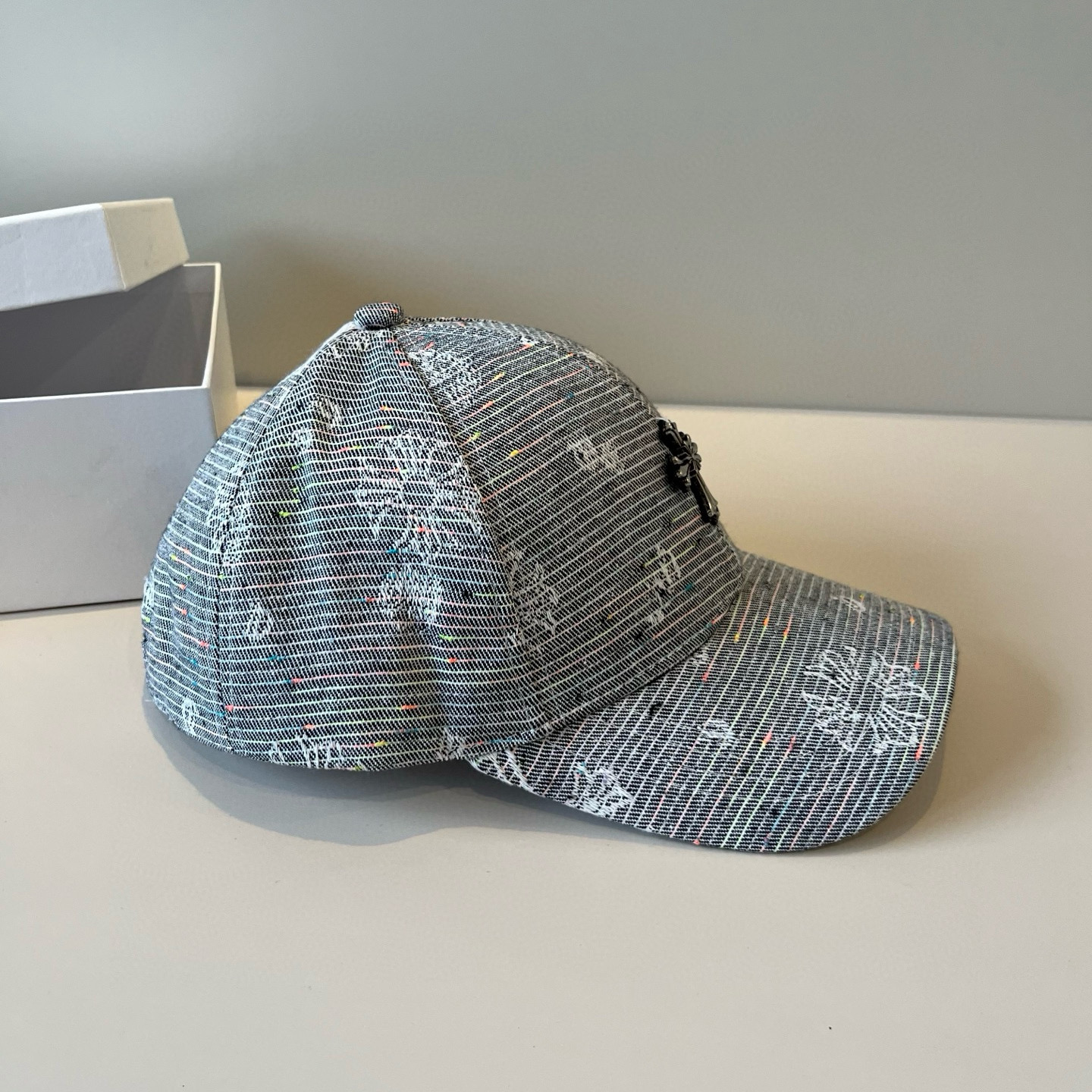  克罗心最新时尚前卫的休闲设计风格，戴上头就是这样好看看哦，做工精细，男女同款！