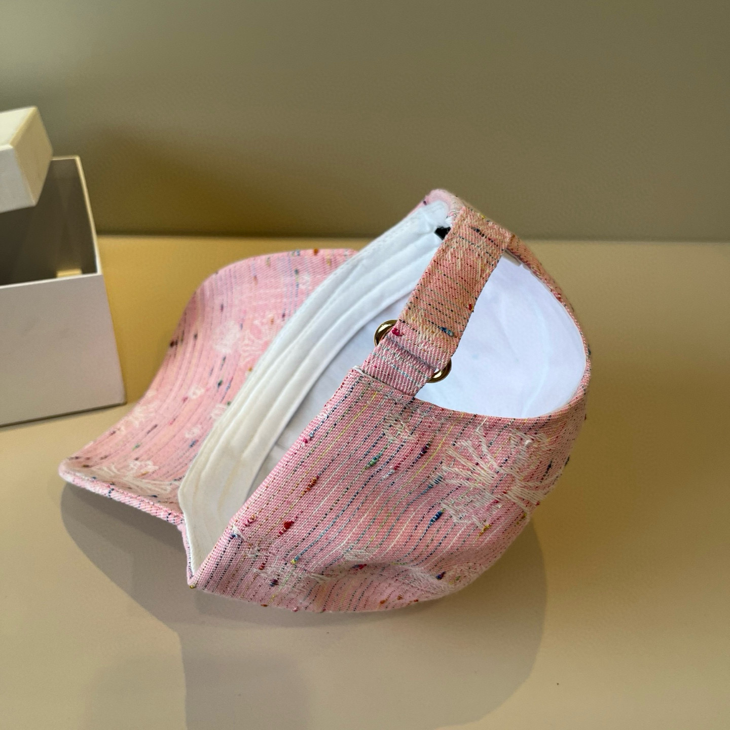  克罗心最新时尚前卫的休闲设计风格，戴上头就是这样好看看哦，做工精细，男女同款！