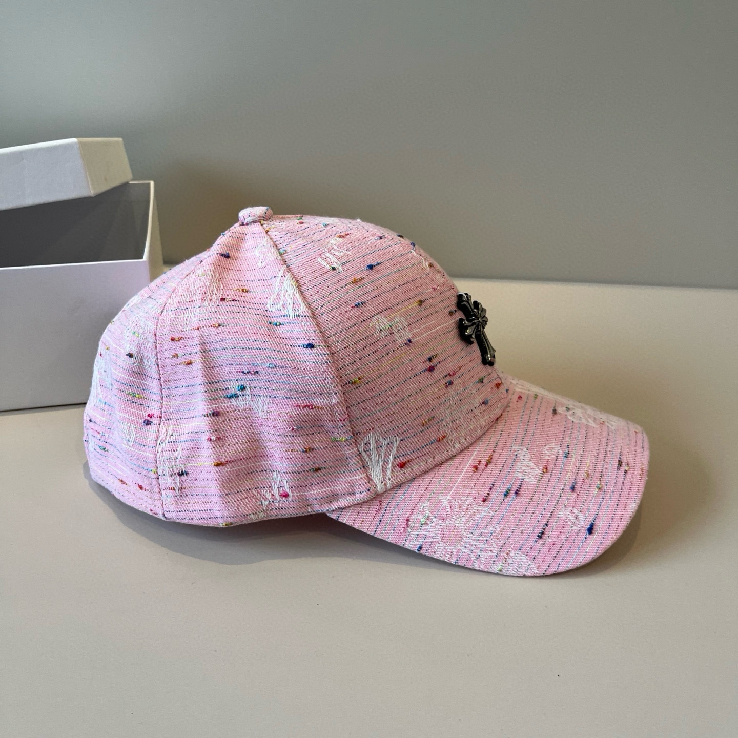  克罗心最新时尚前卫的休闲设计风格，戴上头就是这样好看看哦，做工精细，男女同款！