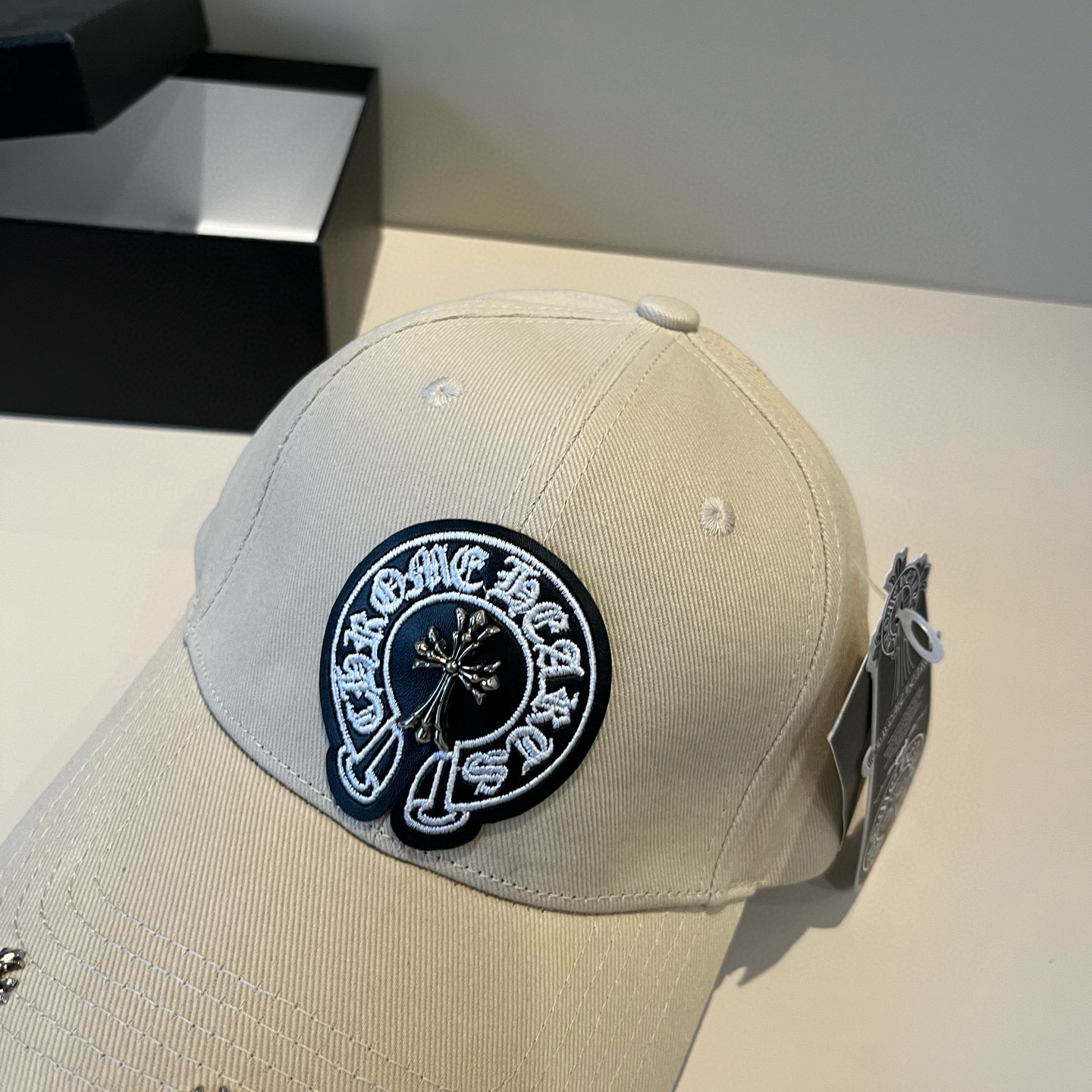  克罗心最新时尚前卫的休闲设计风格，戴上头就是这样好看看哦，做工精细，男女同款！