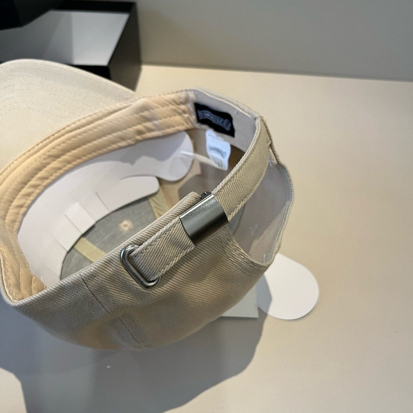  克罗心最新时尚前卫的休闲设计风格，戴上头就是这样好看看哦，做工精细，男女同款！