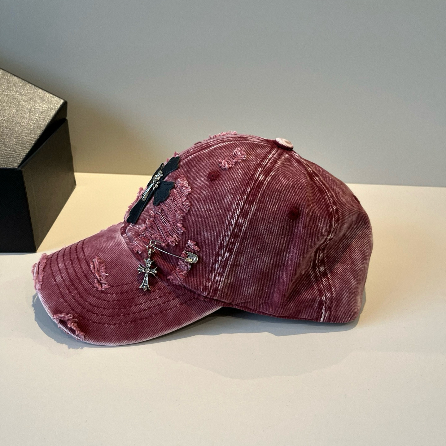  克罗心最新时尚前卫的休闲设计风格，戴上头就是这样好看看哦，做工精细，男女同款！