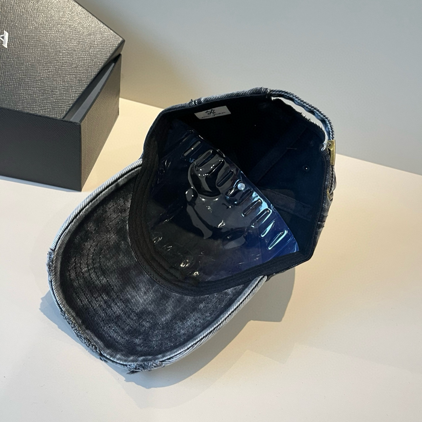  克罗心最新时尚前卫的休闲设计风格，戴上头就是这样好看看哦，做工精细，男女同款！