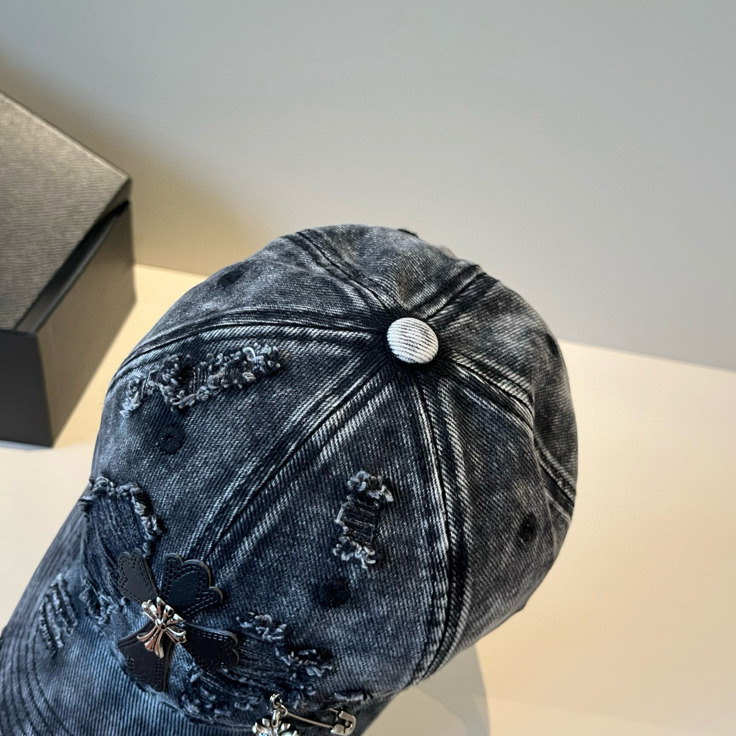  克罗心最新时尚前卫的休闲设计风格，戴上头就是这样好看看哦，做工精细，男女同款！