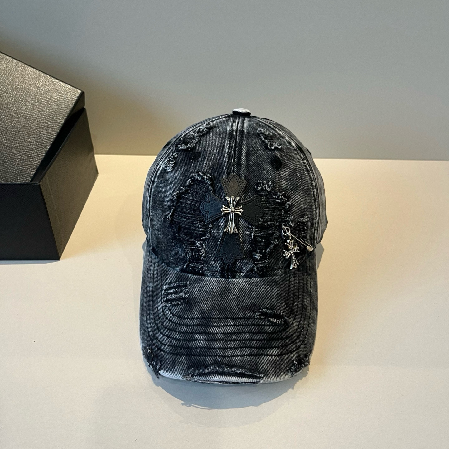  克罗心最新时尚前卫的休闲设计风格，戴上头就是这样好看看哦，做工精细，男女同款！