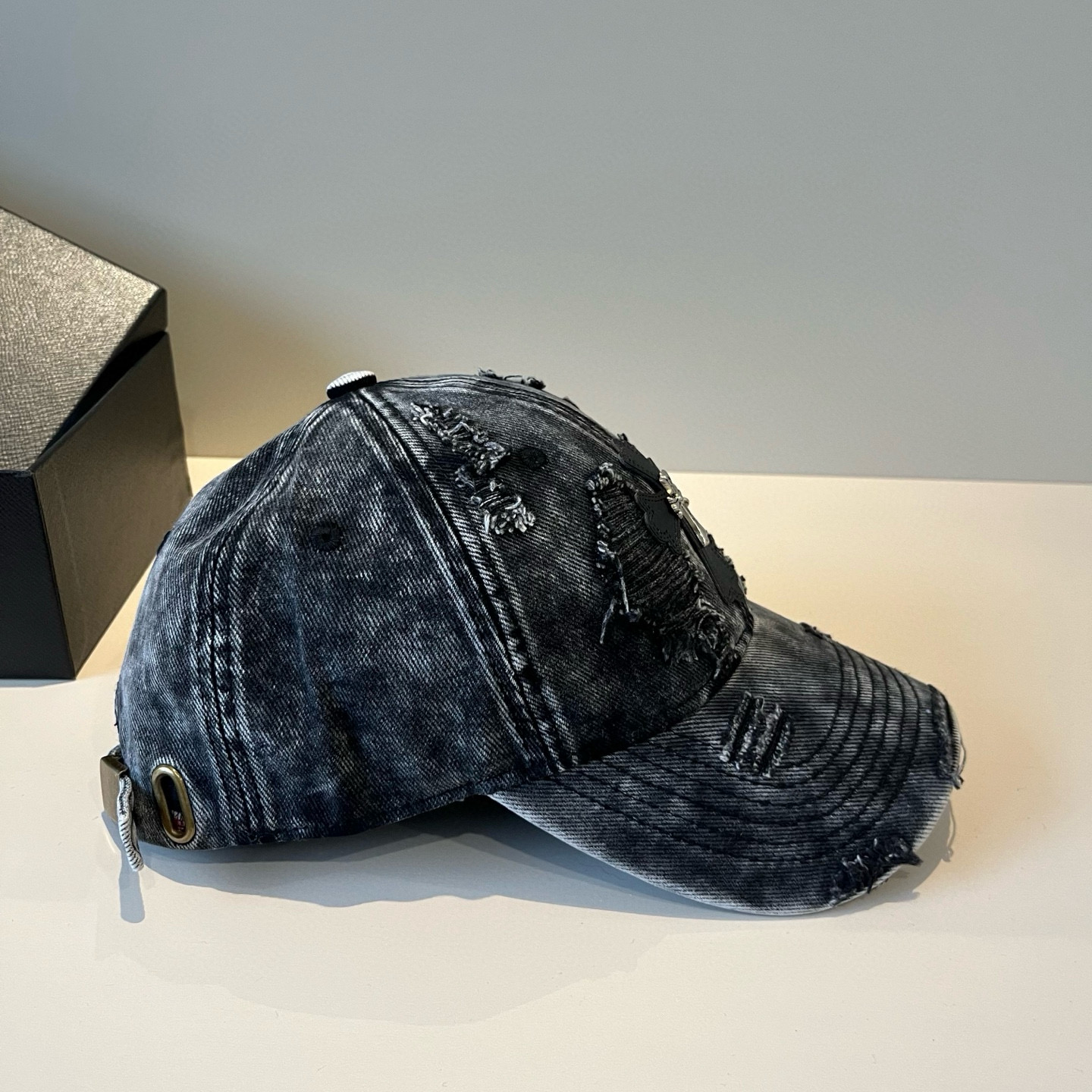  克罗心最新时尚前卫的休闲设计风格，戴上头就是这样好看看哦，做工精细，男女同款！