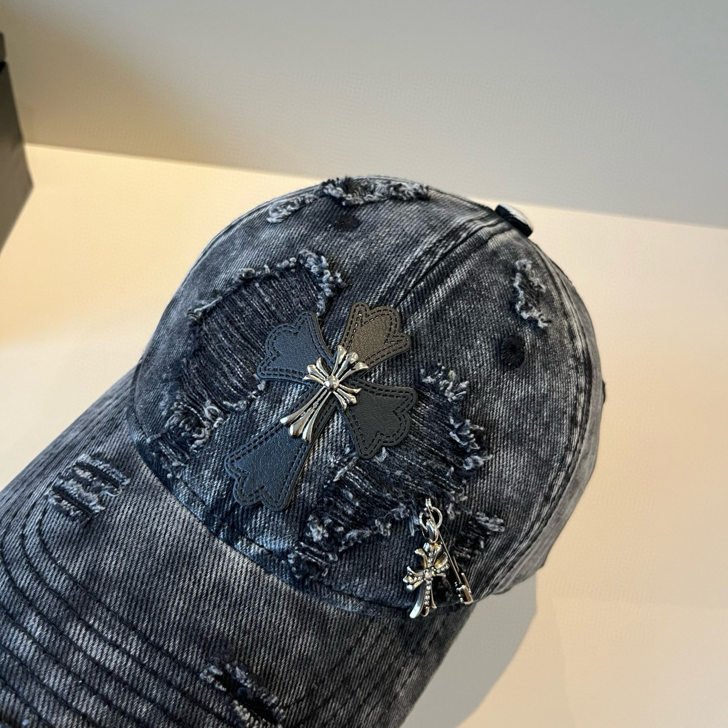  克罗心最新时尚前卫的休闲设计风格，戴上头就是这样好看看哦，做工精细，男女同款！