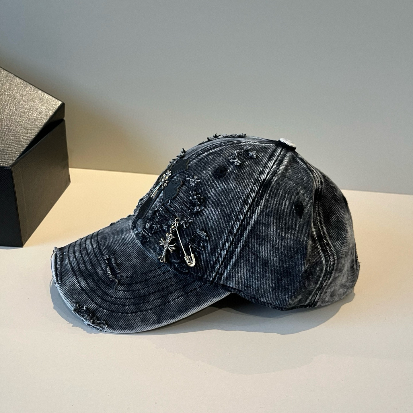  克罗心最新时尚前卫的休闲设计风格，戴上头就是这样好看看哦，做工精细，男女同款！