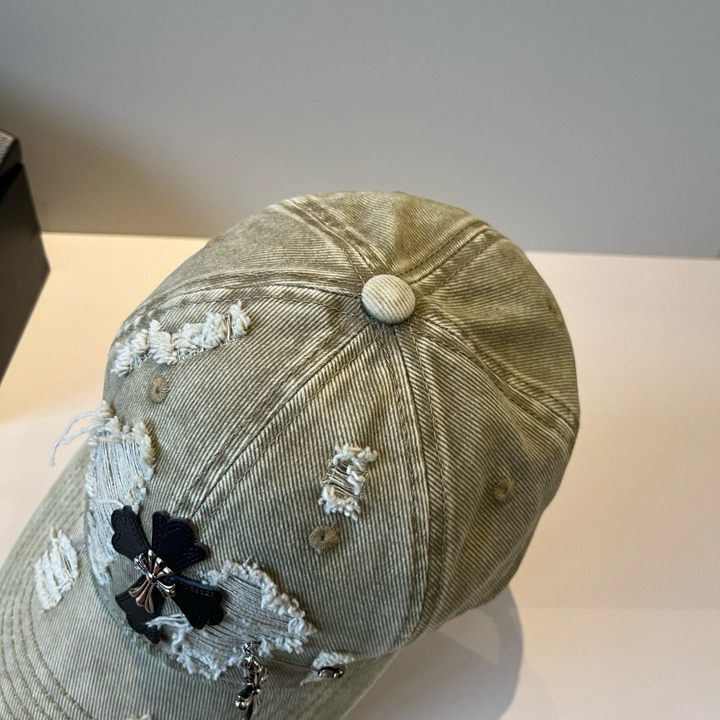  克罗心最新时尚前卫的休闲设计风格，戴上头就是这样好看看哦，做工精细，男女同款！